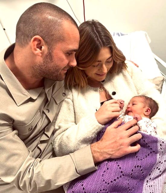 Kasper Skak og Helena Witt med deres nyfødte datter Augusta.