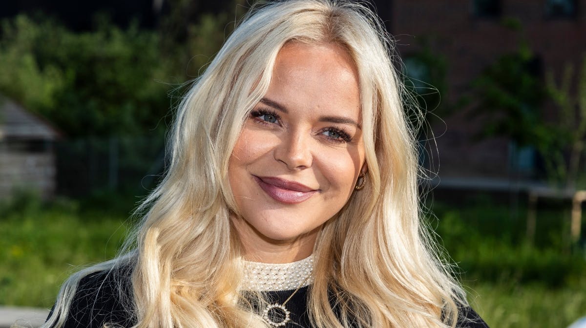 Elvira Pitzner er blevet gift i en overdådig brudekjole.