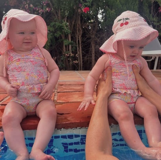 Nora og Emma i badetøjet.
