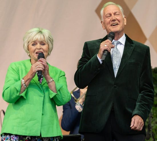 Keld og Hilda Heick på scenen.