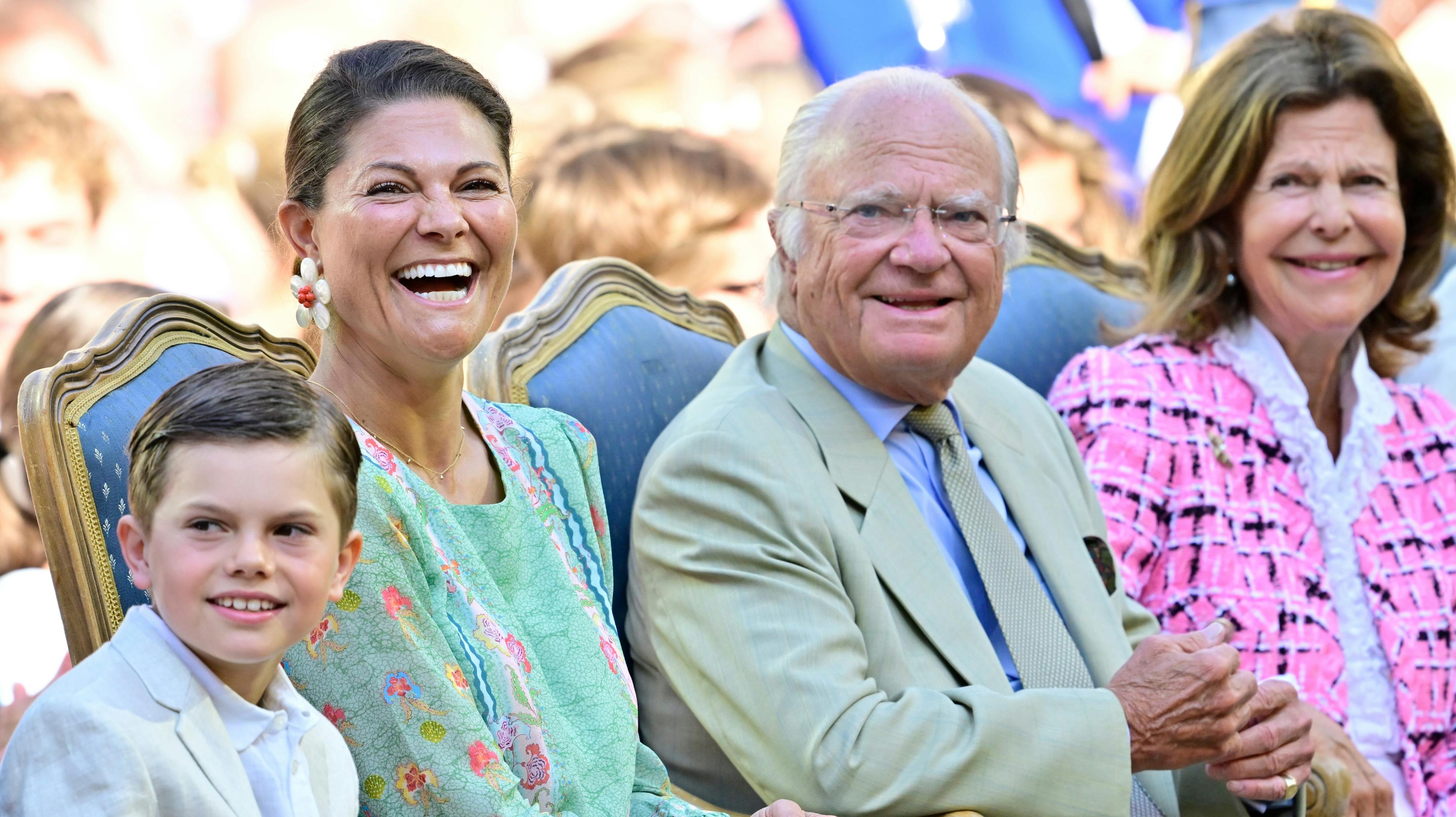 Prins Oscar, kronprinsesse Victoria, kong Carl Gustaf og dronning Silvia. 