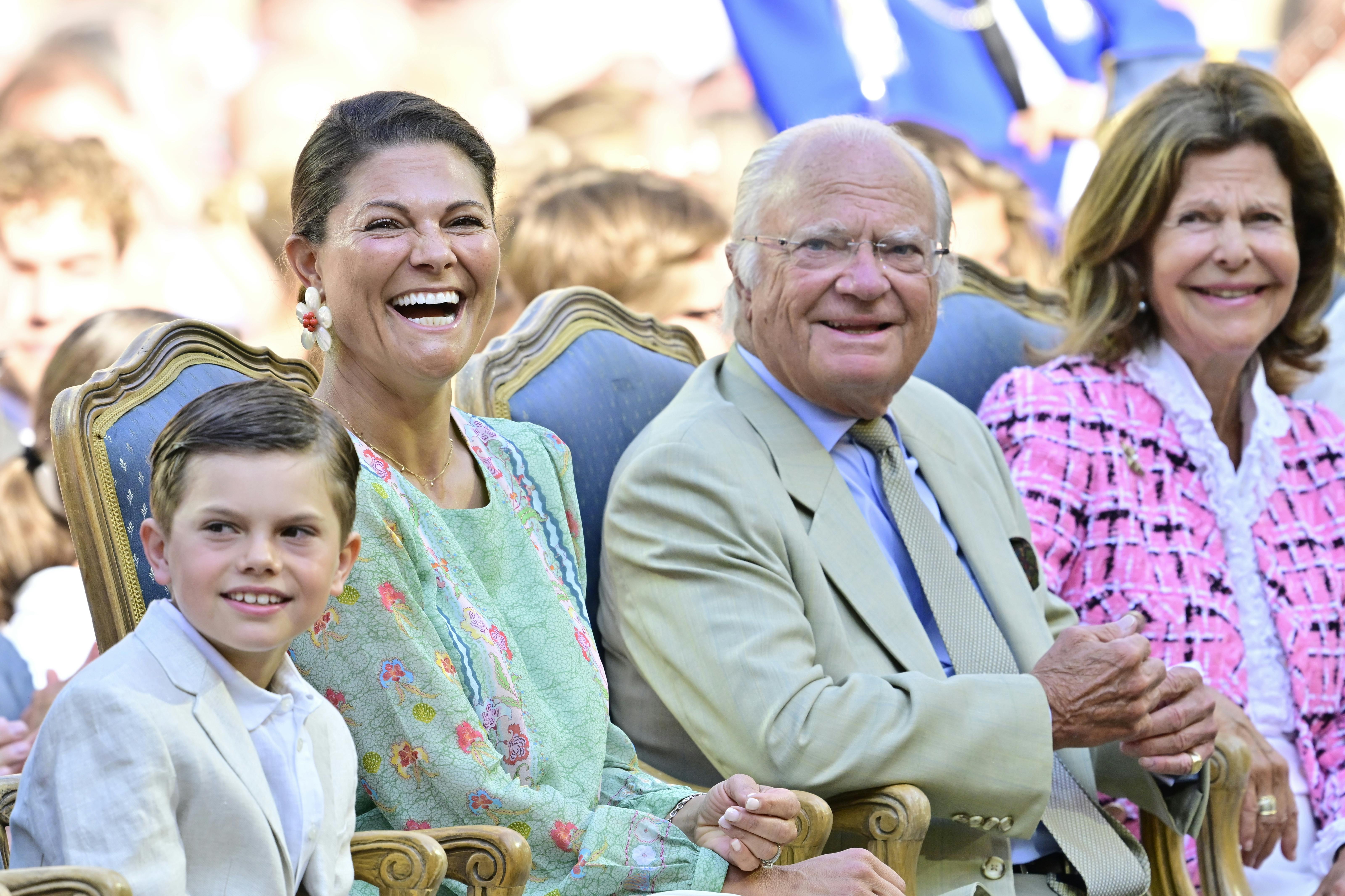 BORGHOLM, SVERIGE 20250714 Prins Oscar, kronprinsessan Victoria, kung Carl Gustaf och drottning Silvia under Victoriakonserten på Borgholms slottsruin i samband med firandet av kronprinsessan Victorias födelsedag på Öland. Foto: Jonas Ekströmer / TT / Kod 10030