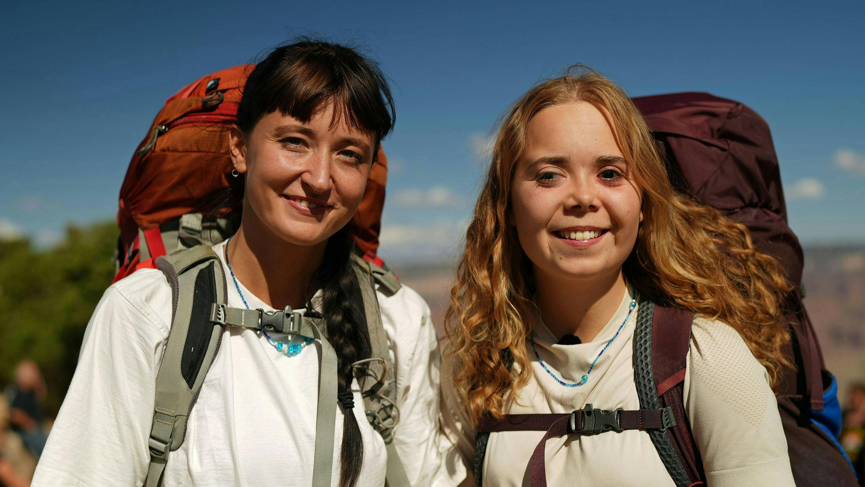 Mille (tv) og Amalie (th) fra blåt hold i "Først til verdens ende".