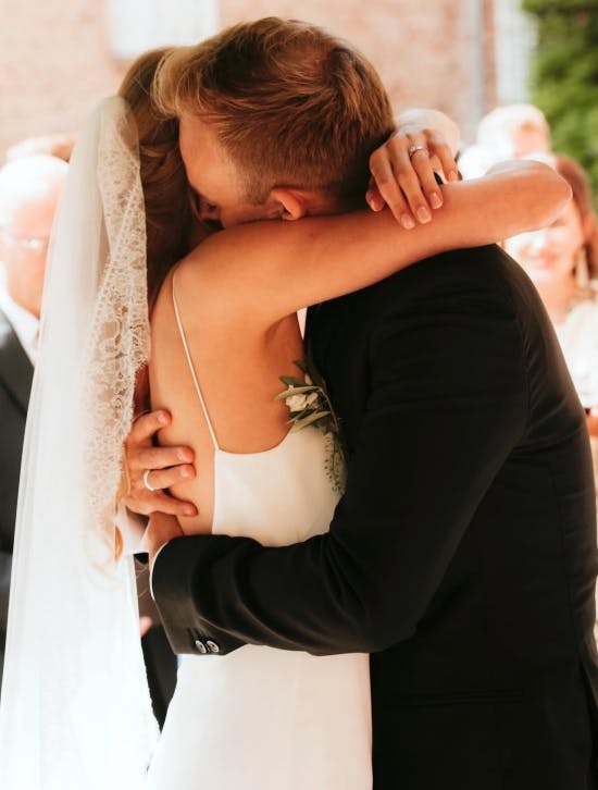 Nana og Mads krammer ved deres bryllup 14. juli 2018.