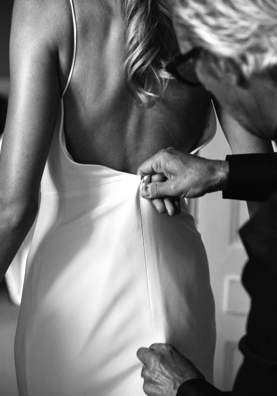 Nana får brudekjolen lynet.