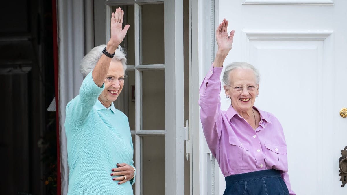 Prinsesse Benedikte og dronning Margrethe overværer vagtparaden på Graasten slot i 2023.