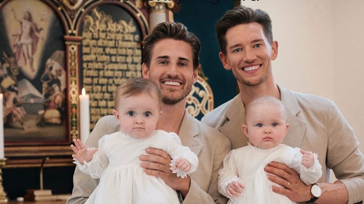 Frederik Haun og Morten Kjeldgaard med tvillingerne Emma og Nora.