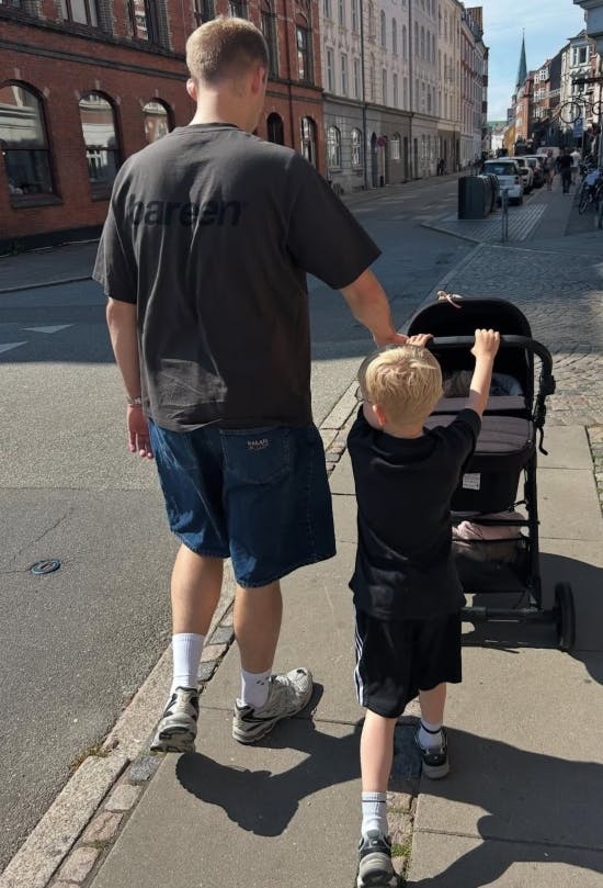 Mads Vad og sønnen Xander går tur med lillesøster.