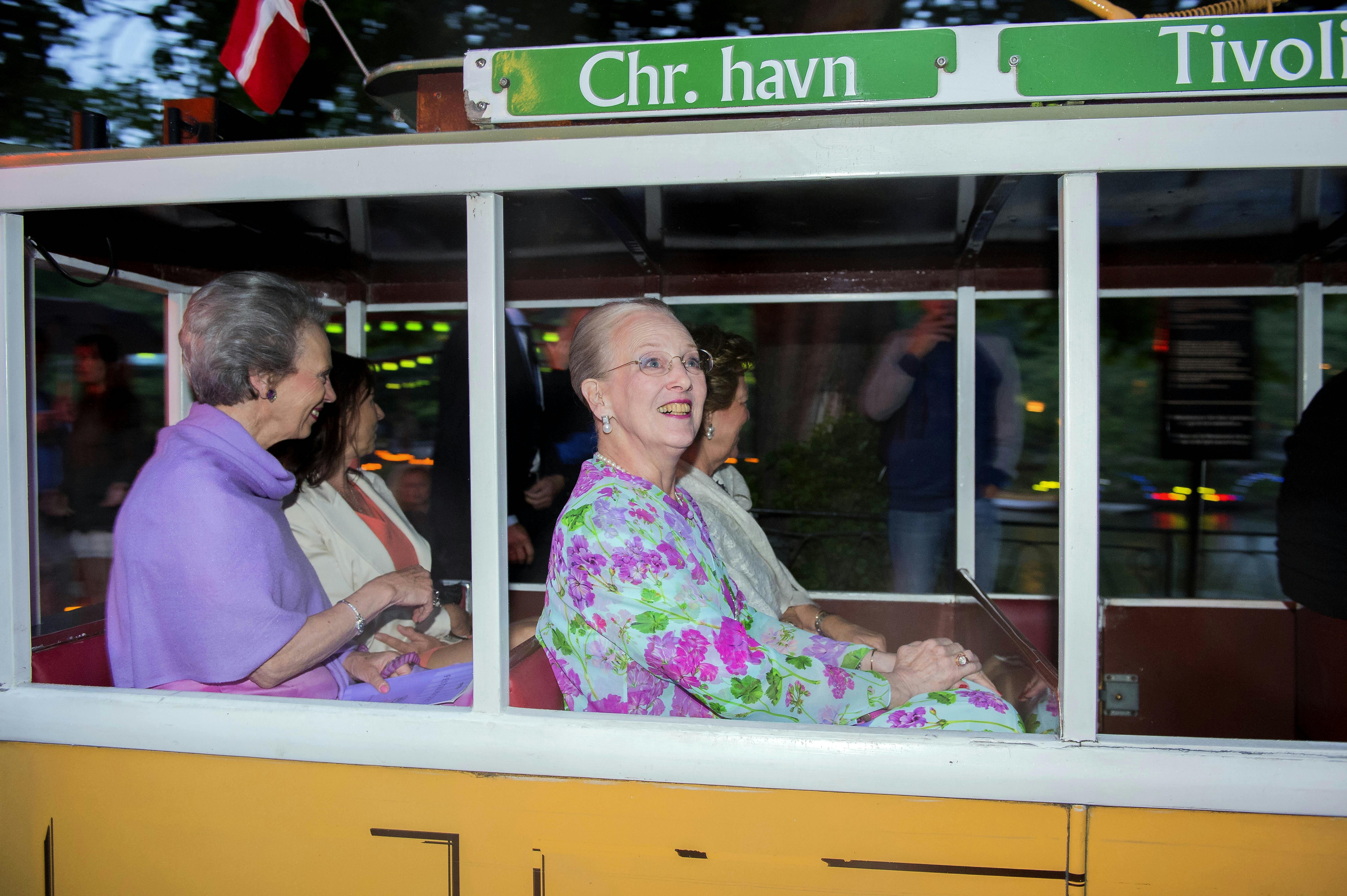 Dronningen Margrethe, prinsesse Benedikte og dronning Anne-Marie overværede festkoncert i forbindelse med overrækkelsen af Dronning Ingrids Hæderslegat i Tivolis Koncertsal i København. Dronning Margrethe, prinsesse Benedikte og dronning Anne-Marie bliver kørt til koncertsalen i sporvogn Linie 8. 