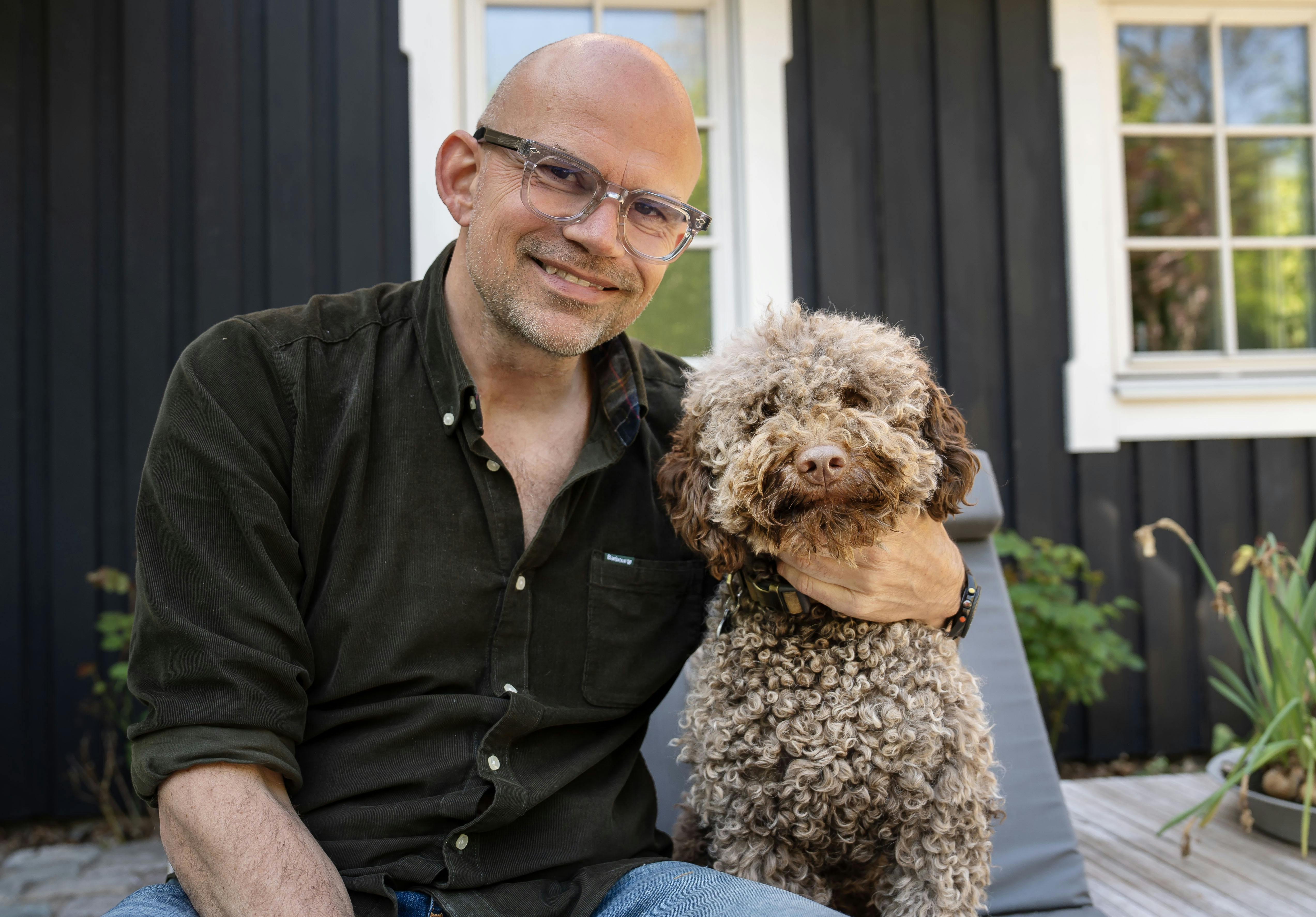 Jesper Vollmer med sin hund Carla.