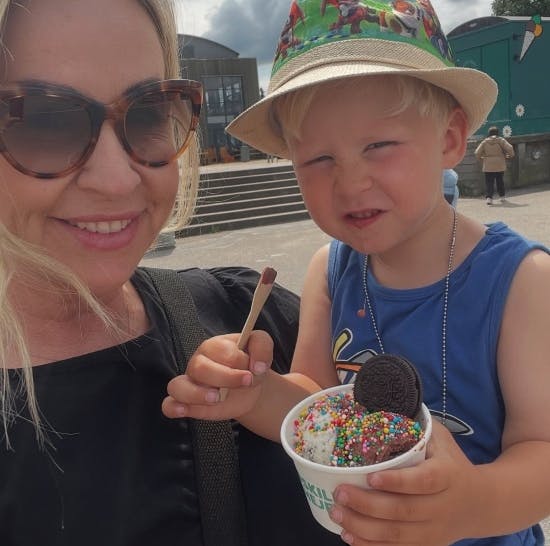 Joan og sønnen Felix nyder ferien på Anholt.