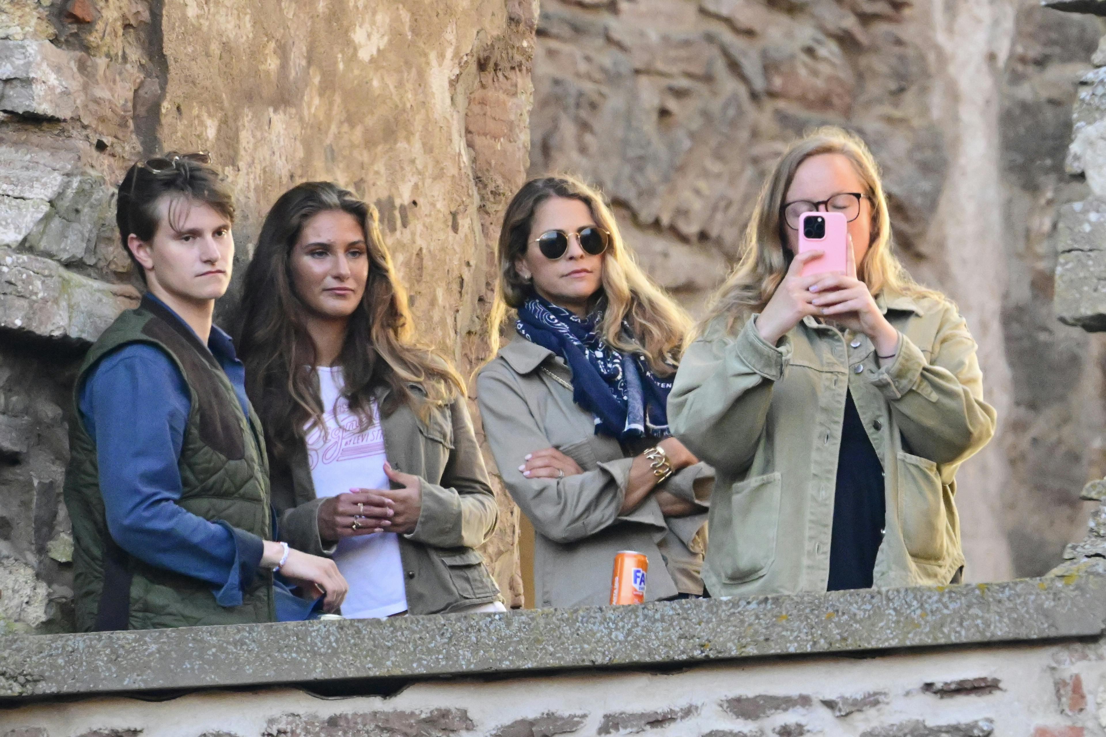 BORGHOLM, SVERIGE 20250717 Prinsessan Madeleine på plats när Laleh uppträder på Solliden Sessions i Borgholms slottsruin på Öland på torsdagskvällen. Foto: Jonas Ekströmer / TT / Kod 10030. (Foto: 10030 JONAS EKSTROMER/Ritzau Scanpix)