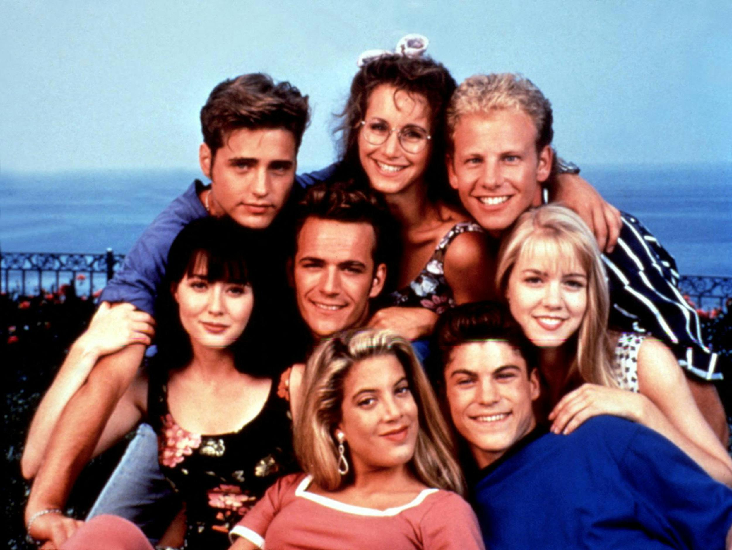 BEVERLY HILLS, 90210, Shannen Doherty, Luke Perry, Tori Spelling, Brian-Austin Green, Jennie Garth, Jason Priestley, Gabrielle Carteris, Ian Ziering, (1991), 1990-2000. (Mega Agency TagID: MEGAETSDBEHIEC091_200793.jpg) [Photo via Mega Agency]