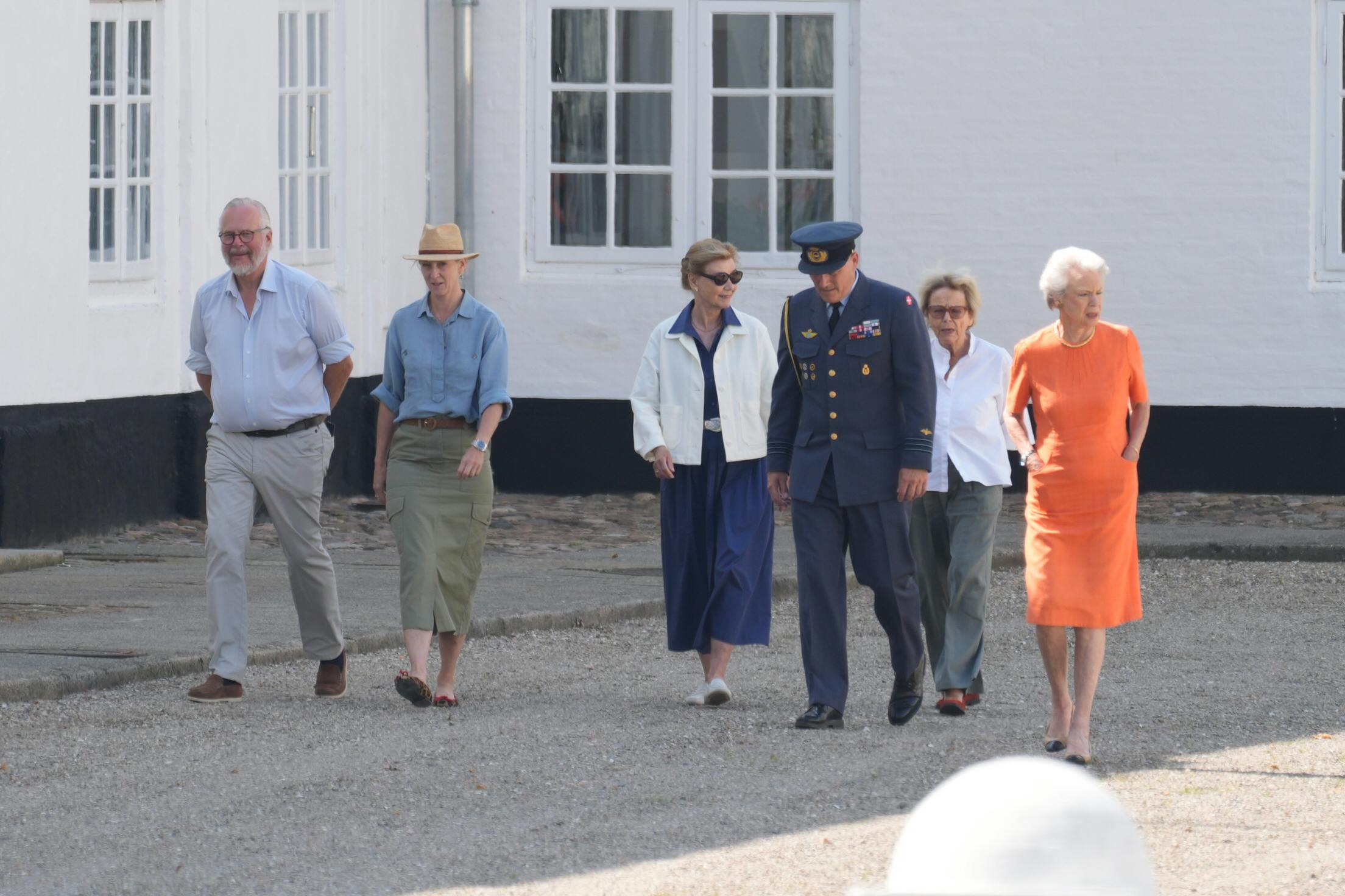Dronning Margrethe var i godt selskab med sin søster prinsesse Benedikte, men også hendes datter Alexandra samt manden grev Michael.