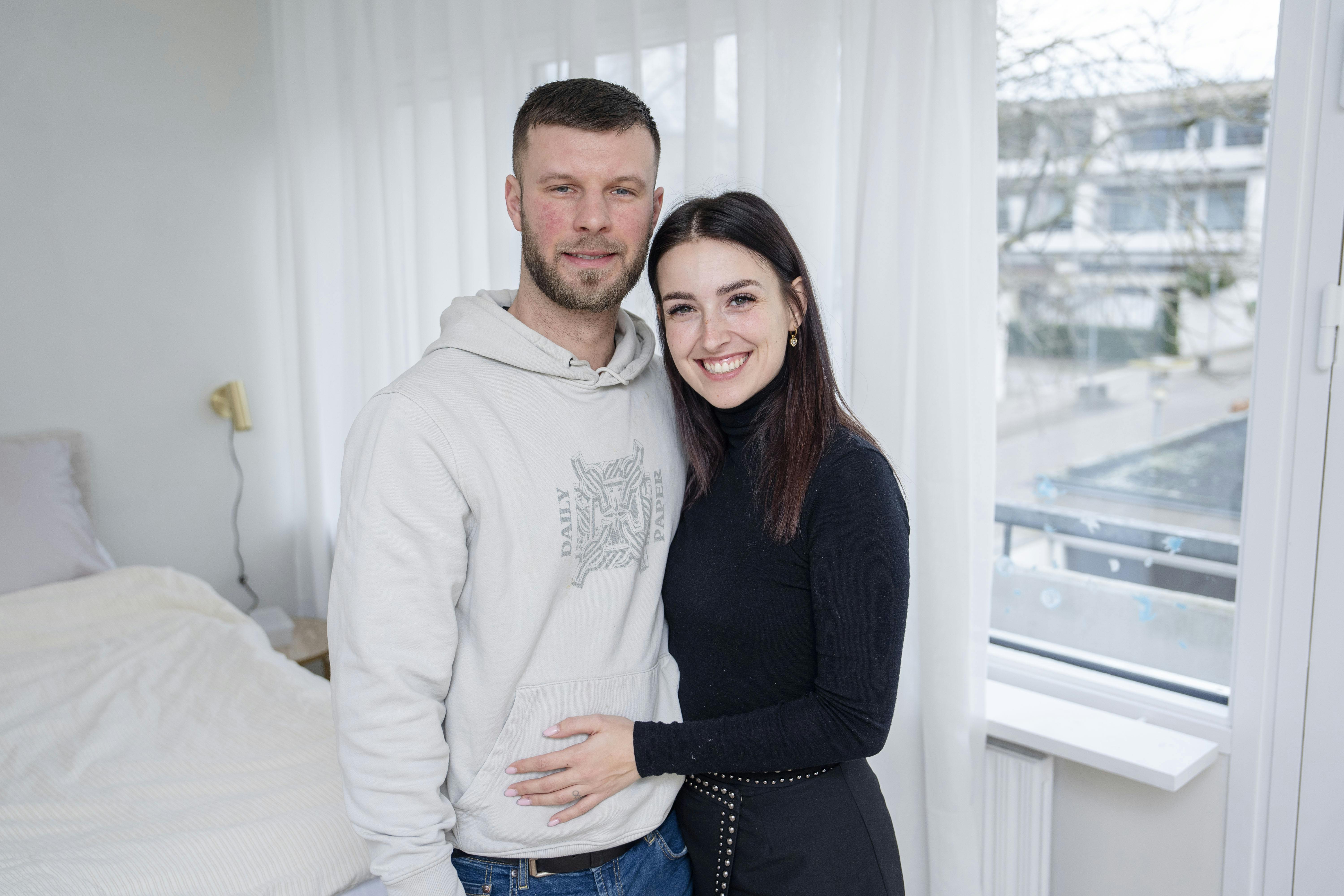 Hvad: Interview med Maria og Daniel fra ”Årgang 20”, som er forældre til Louie og Asta. Vi er hjemme hos dem. Tid og sted: Klokken 14 i Eremitageparken 237, 2800 Kgs. Lyngby. Billeder: Alle fire sammen – gerne med kig i kameraet. Daniel og Maria sammen og hver for sig. Børnene i forskellige situationer. Louie har autisme, så vi må se, hvad det rækker til på dagen. Strax: Nej Video: Nej