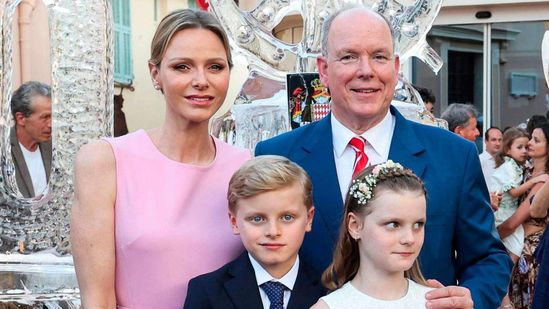 Fyrstinde Charlene og fyrst Albert sammen med tvillingerne, Jacques og Gabriella.&nbsp;