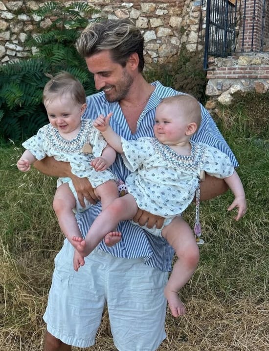 Frederik Haun med Emma (tv) og Nora.