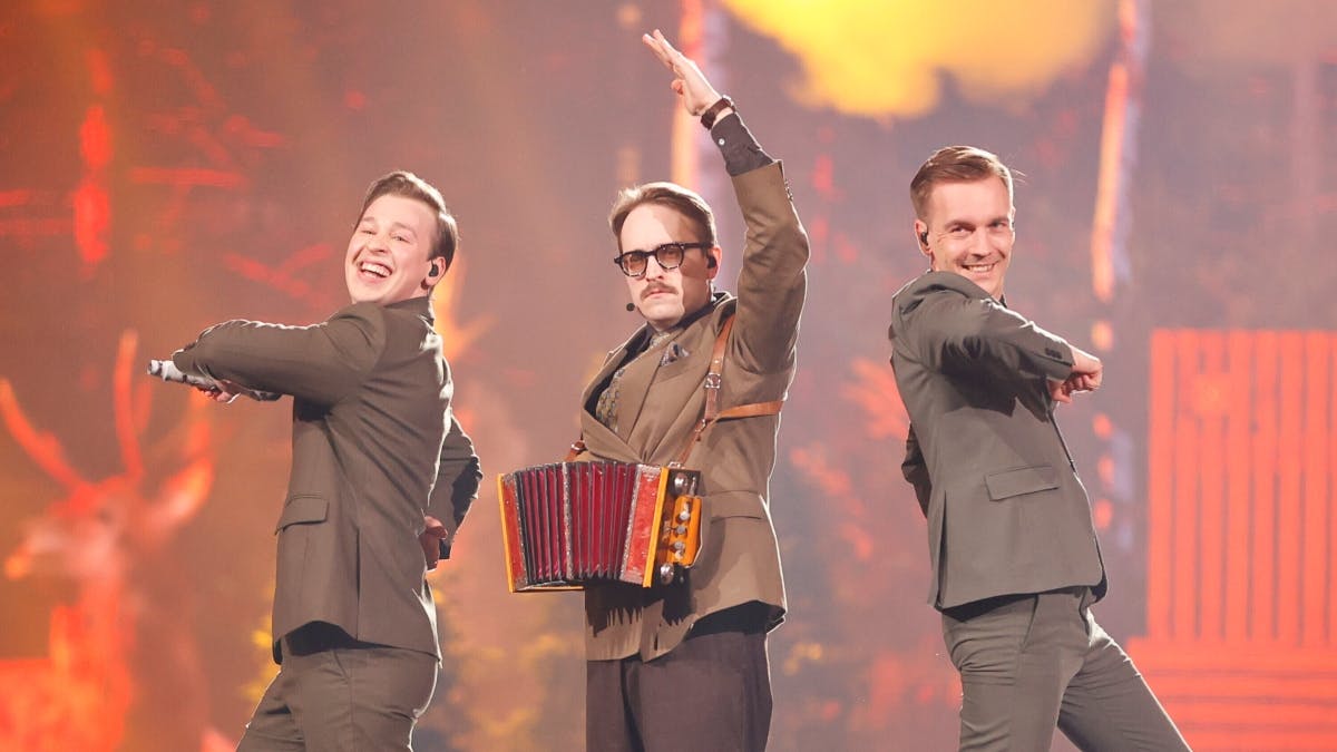 Eurovision Song Contest-gruppen KAJ mødte de kongelige, som stillede op til foto med bandet.