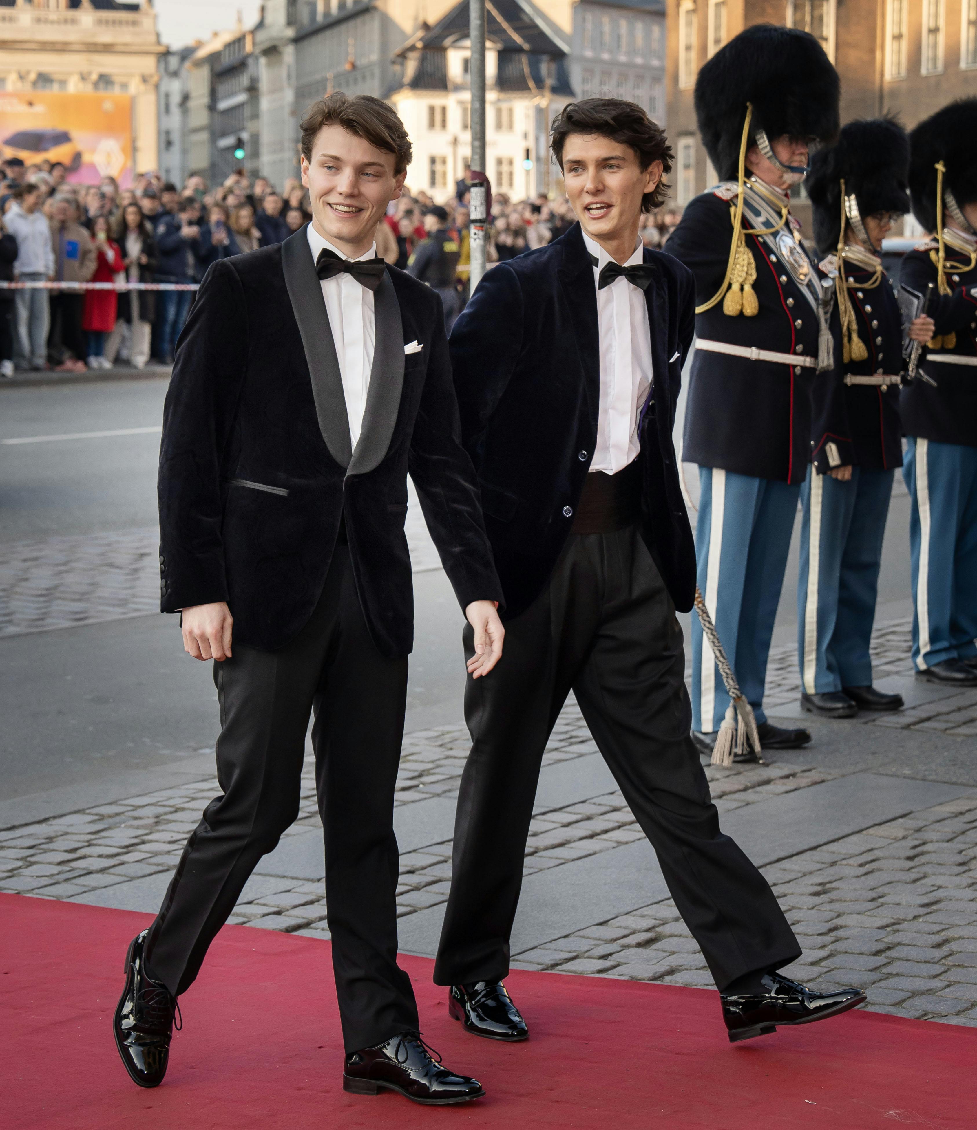 OPGAVE: Fødselsdagsforestilling i Det Kongelige Teater i anledning af prinsesse Isabellas fødselsdag.Grev Nikolai og grev Felix ankommer STED: Det kongelige teaterJOURNALIST: Ulrik Ulriksen, Marianne Singer Sara Nørgaard og Tanja LarsenFOTOGRAF: © Hanne Juul/ Aller Foto & VideoDATO: 202504015