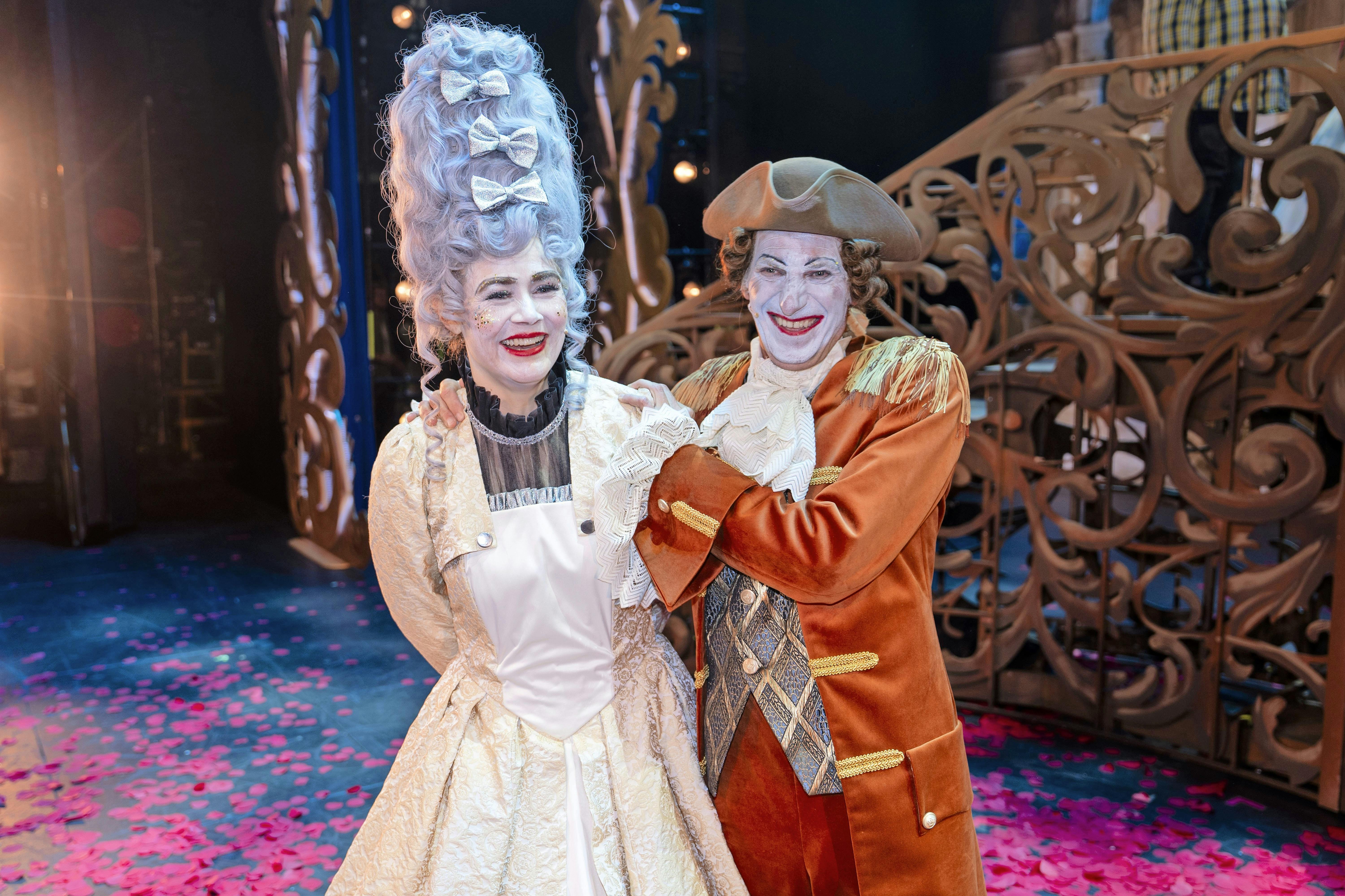 Sofie og Joachim som Mrs. Potts og Cogsworth.