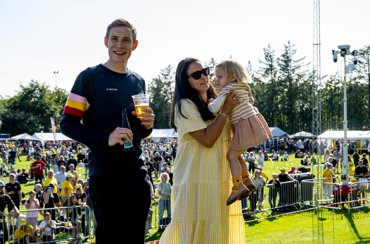 Jonas, Trine & lille Frida vendte i dag hjem til kæmpe hyldest i Glyngøre. Først med biltur gennem byen og derefter til hyldest på det lokale stadion. Trine, Jonas og Frida nyder musikken og hinanden.