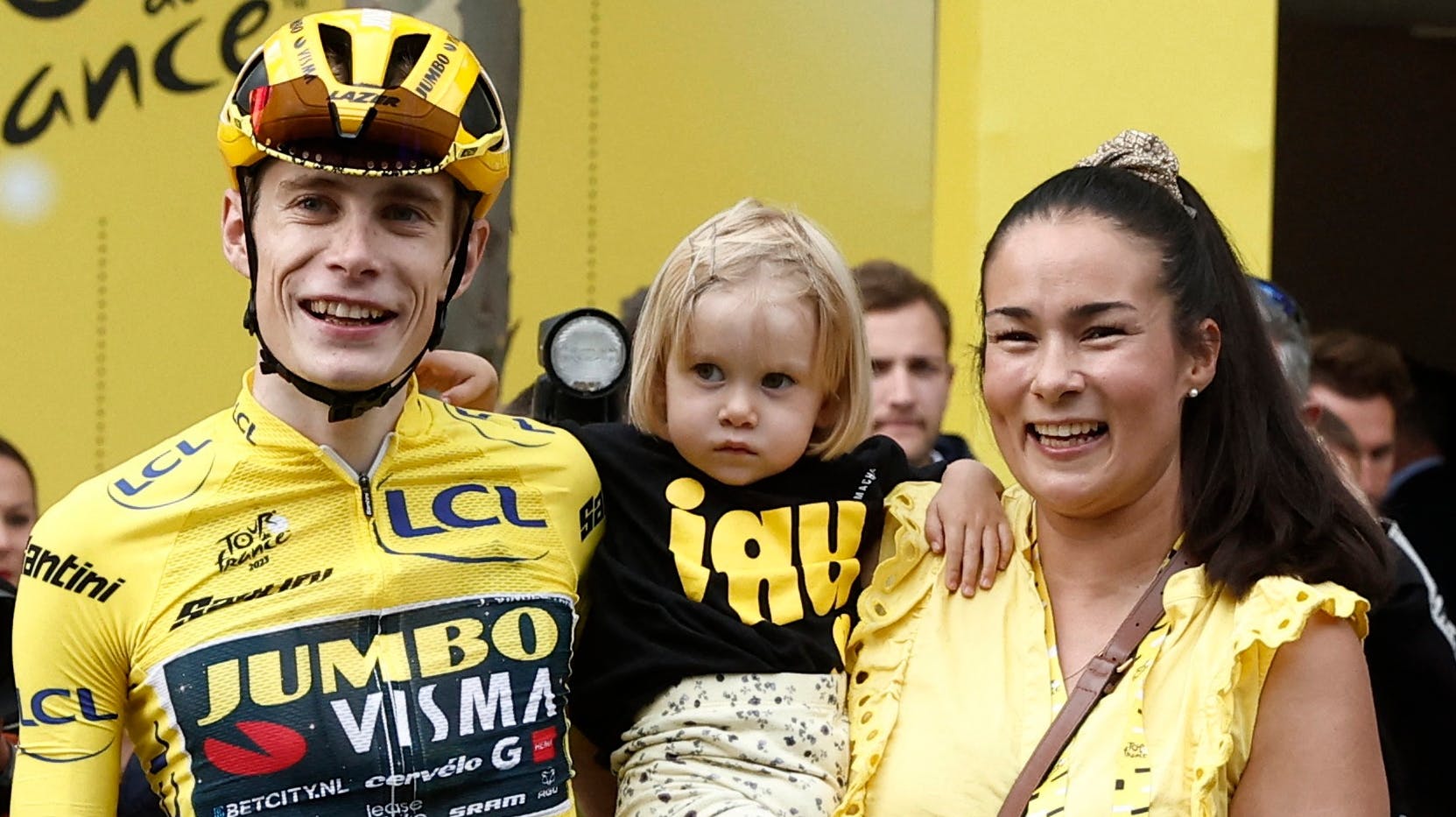 Jonas Vingegaard med hustruen Trine og datteren Frida i 2023.