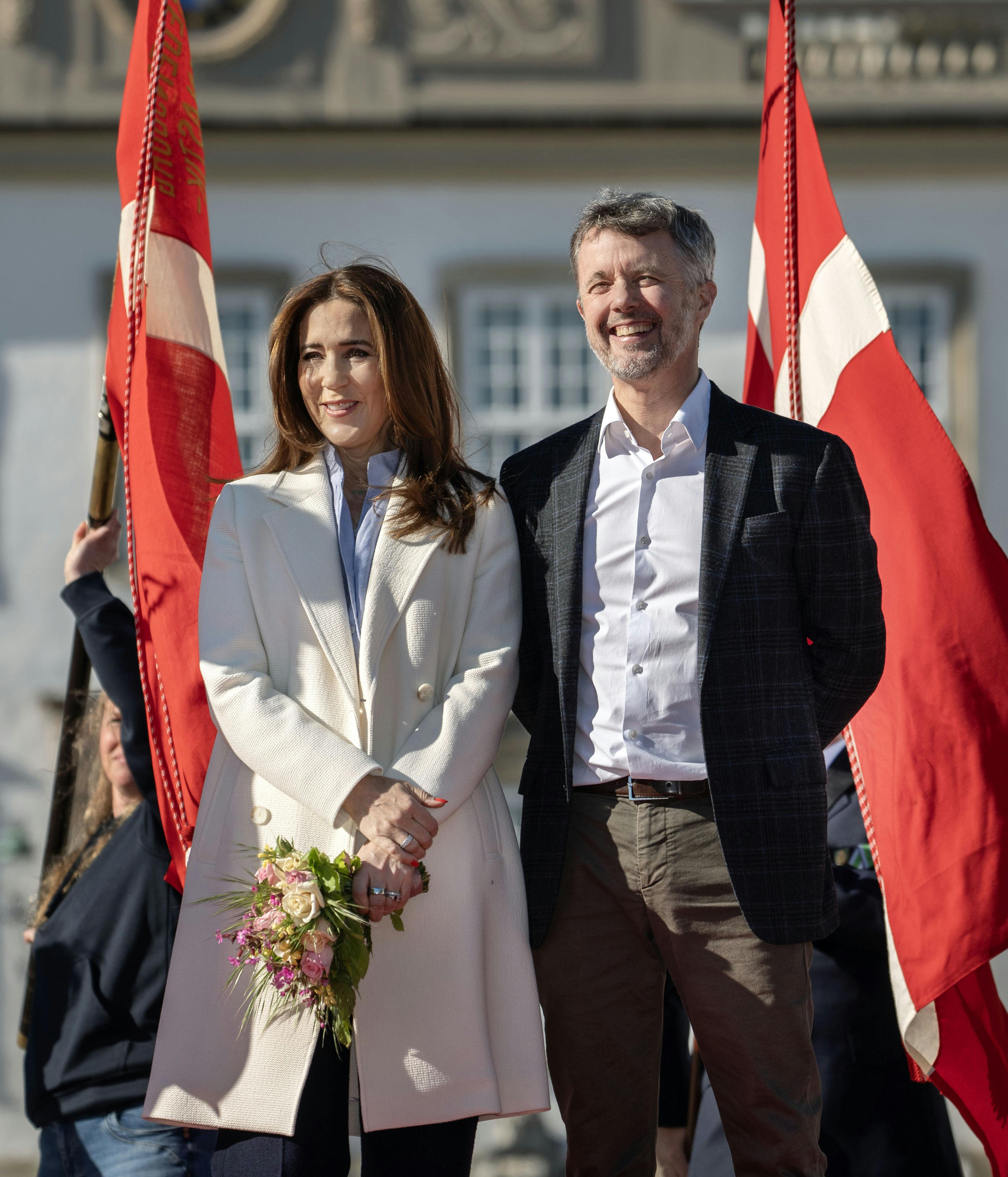 OPGAVE: Kongeparret officielt velkommen til Fredensborg af Fredensborgs borgmester og med flag og sang af Fredensborg Slotskirkes Pigekor og Fredensborg Brass Ensemble.STED: Fredensborg SlotJOURNALIST: Ulrik Ulriksen og Marianne SingerFOTOGRAF: © Hanne Juul/ Aller Foto & VideoDATO: 20250505Kong Frederik. Dronning Mary.