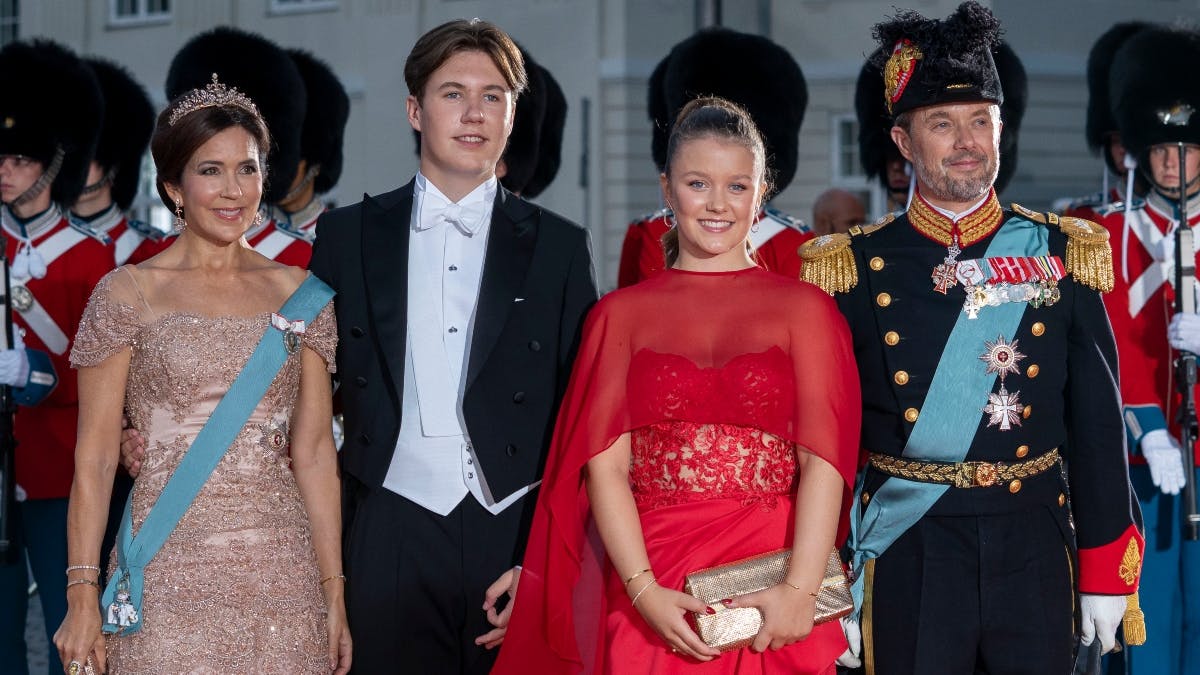 Dronning Mary, kronprins Christian, prinsesse Isabella og kong Frederik. 