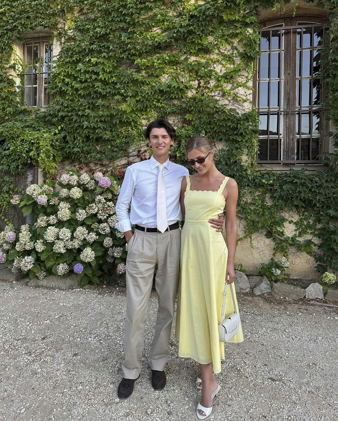 Billede fra grev Nikolais Instagram-profil - delt sammen med 7 andre billederMå benyttes i BILLED-BLADET efter aftale med grev NikolaiTekst på instagram-opslaget: nothing like being back at my favourite summer spot 🍇 hope you’re all enjoying your summer!