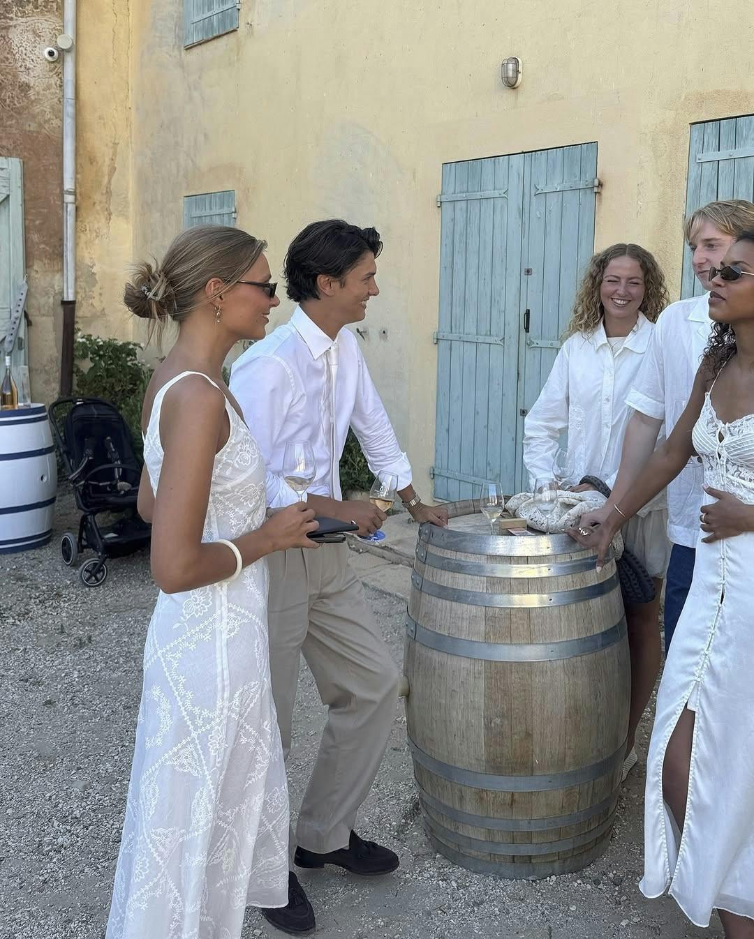 Billede fra grev Nikolais Instagram-profil - delt sammen med 7 andre billederMå benyttes i BILLED-BLADET efter aftale med grev NikolaiTekst på instagram-opslaget: nothing like being back at my favourite summer spot 🍇 hope you’re all enjoying your summer!