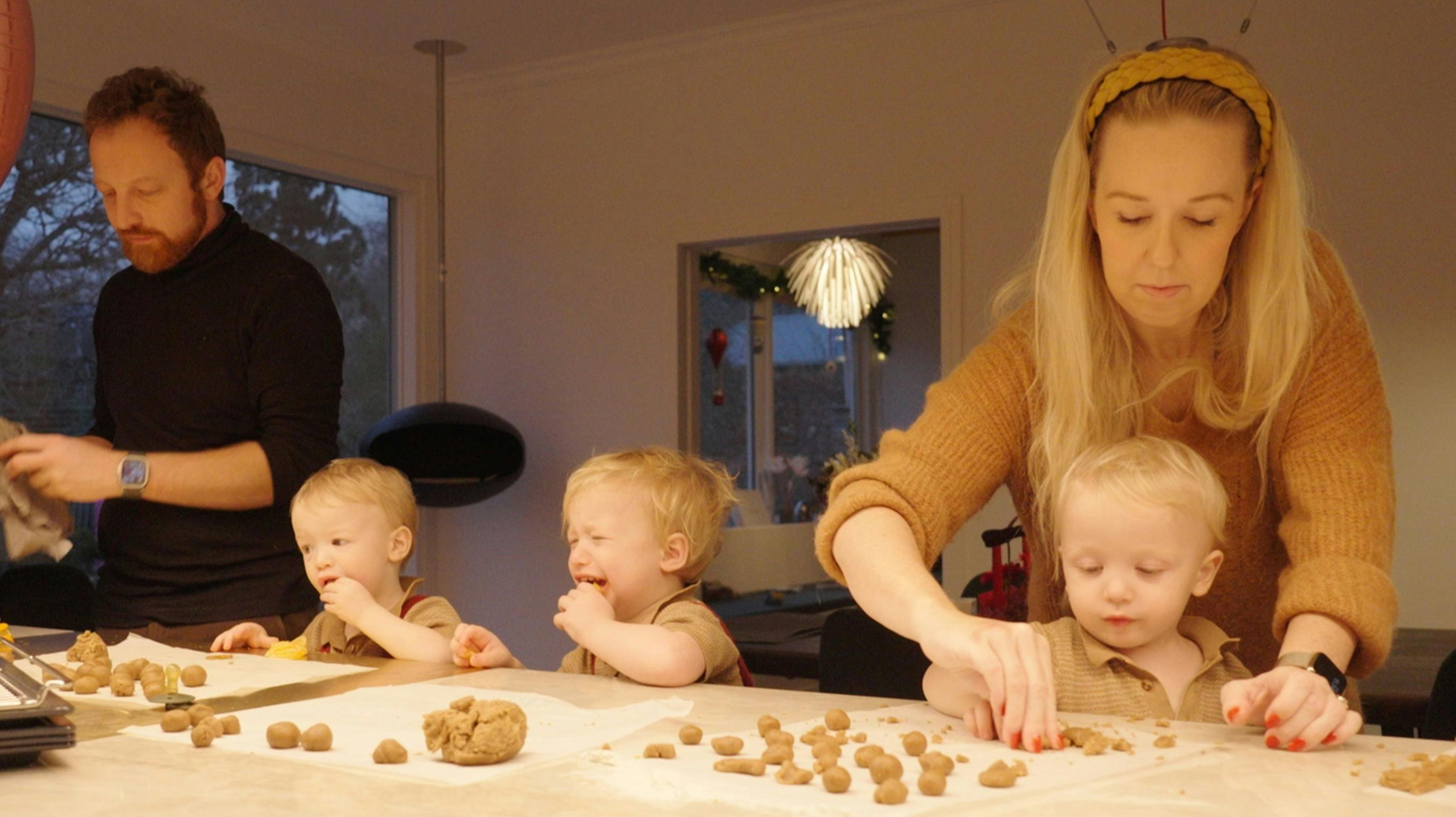 Michella og Mark bager med trillinge-drengene.