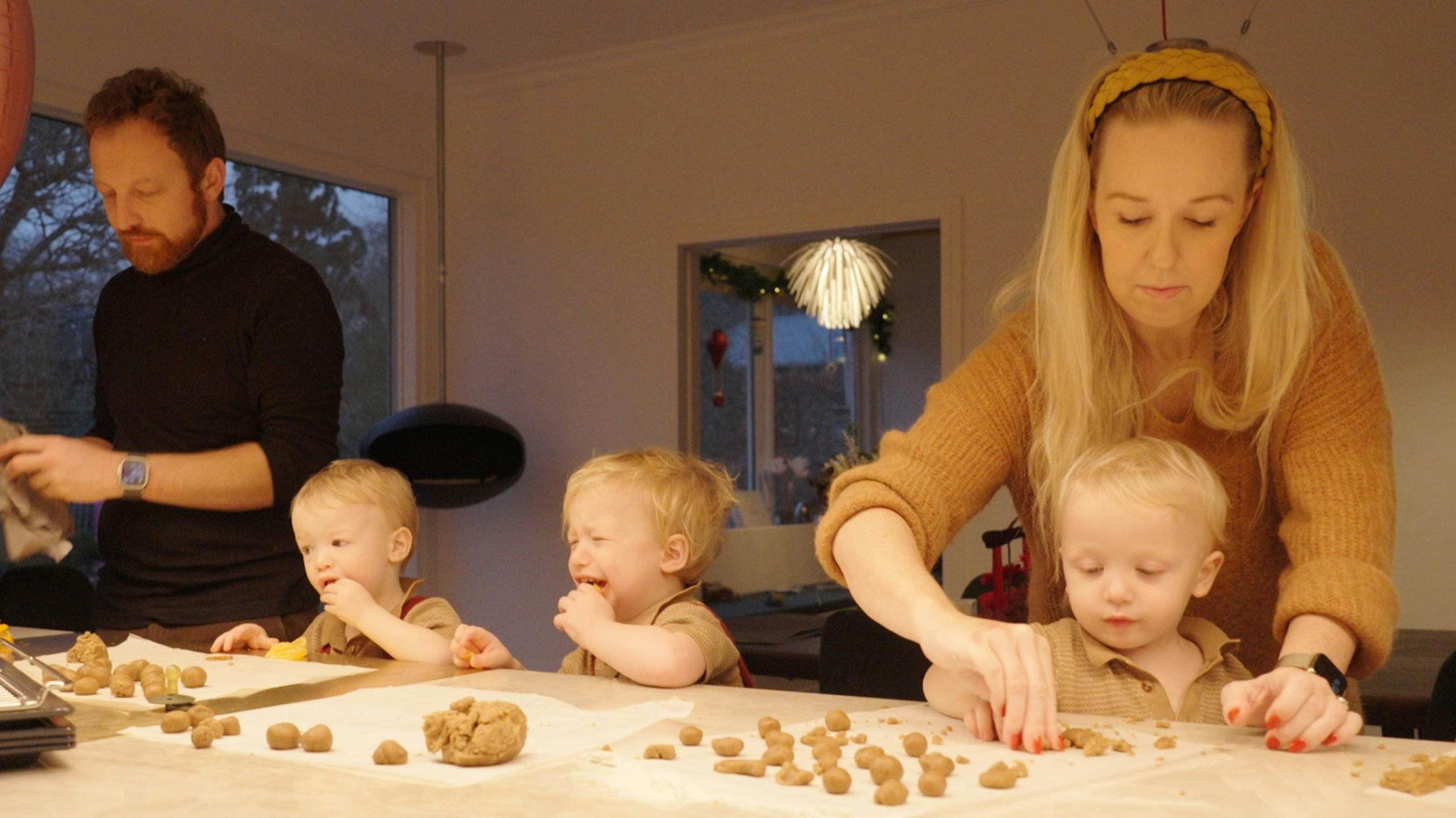 Michella og Mark bager med trillinge-drengene.