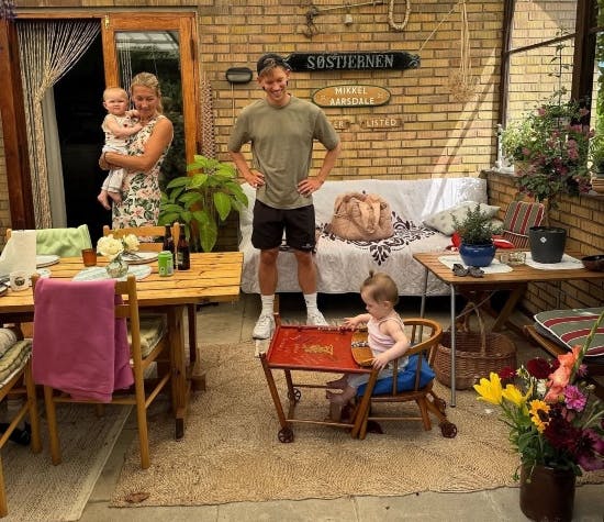 Nanna Brandt, Morten Kjeldgaard og tvillingerne Nora og Emma.