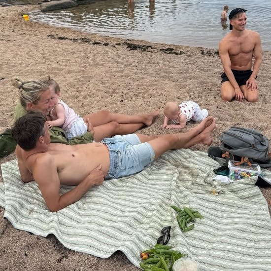 Nanna Brandt, hendes mand Frederik, tvillingerne Emma og Nora og Morten Kjeldgaard.