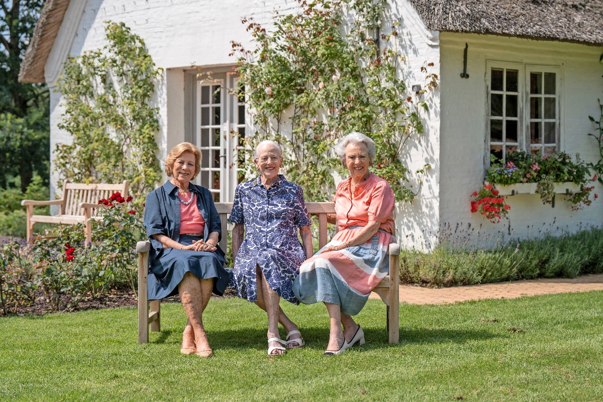 Søstrene foran Prinsessehuset