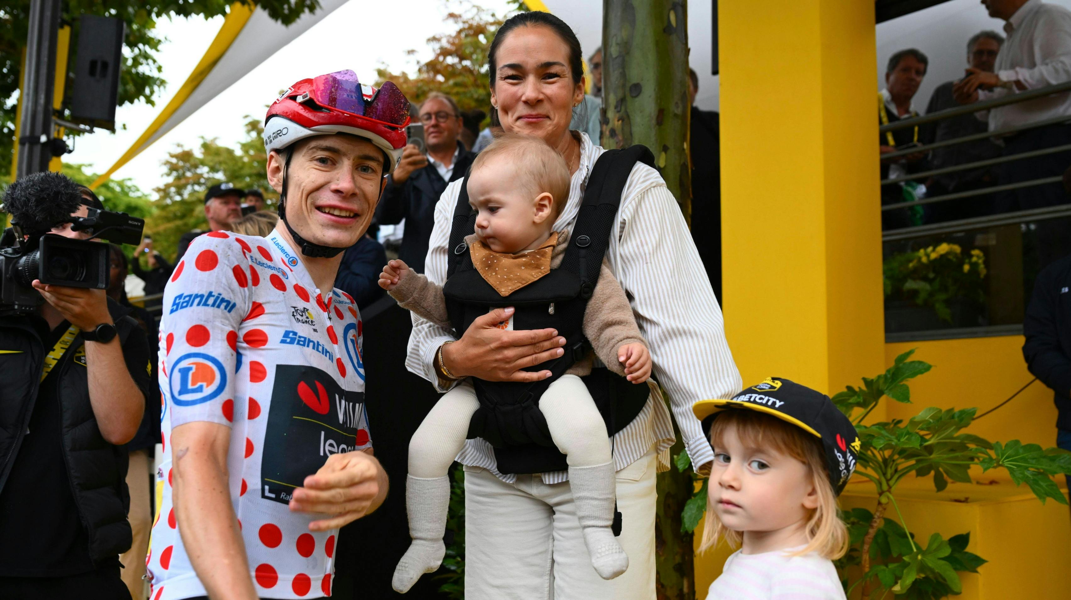 Jonas Vingegaard med hustruen Trine og parrets to børn, Hugo og Frida. 