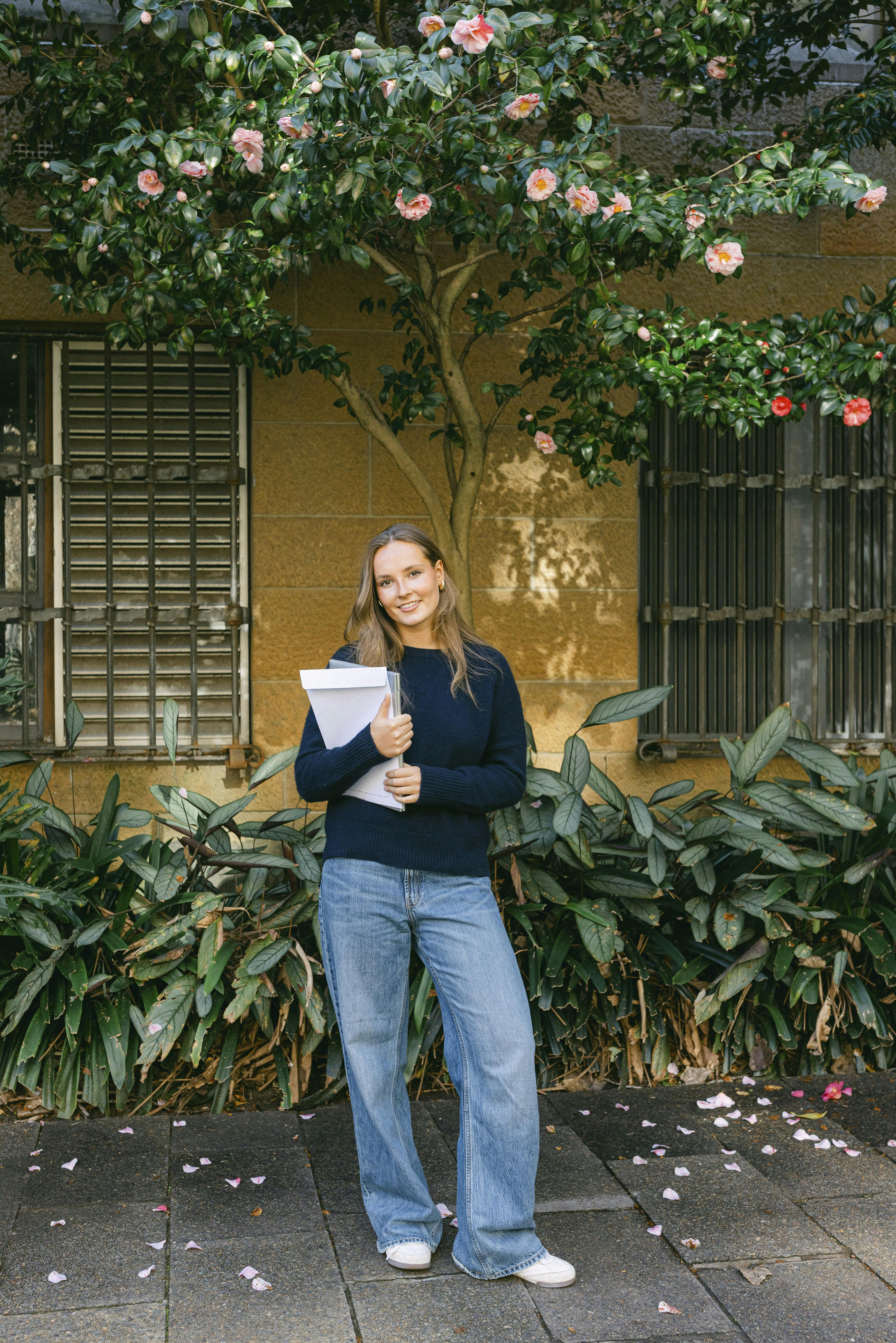 Prinsesse Ingrid Alexandra på universitetsområdet ved Universitetet i Sydney. Handoutbilde fra Det kongelige hoff publisert 25.07.2025 i forbindelse med studiestart ved Universitetet i Sydney i starten av august 2025. Bildet er kun til redaksjonell bruk – ikke for salg, og kan benyttes fritt mot kreditering. Foto: Raquel Pires Photography / Det kongelige hoff