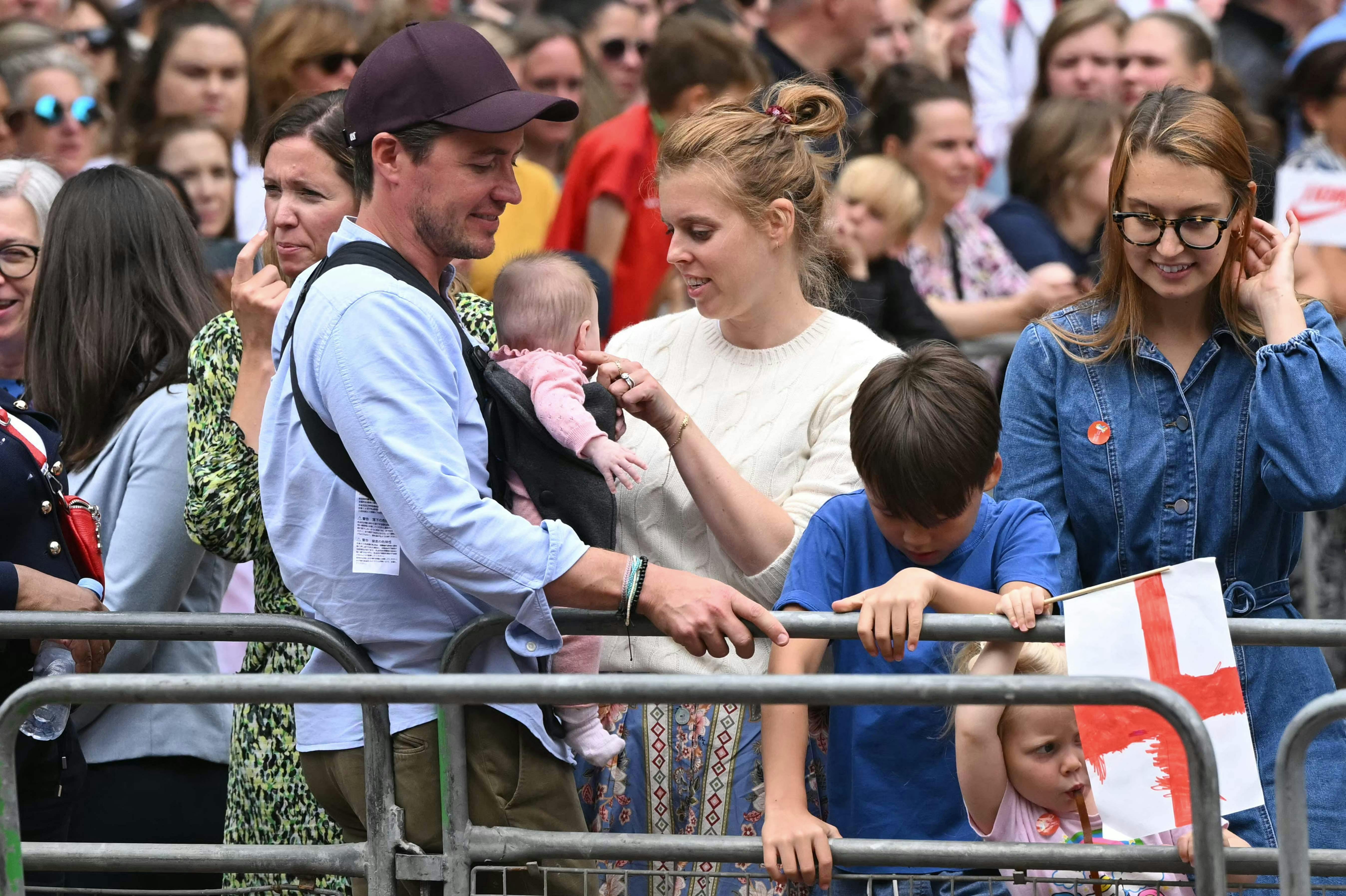 Prinsesse Beatrice med mand og børn til fejringen. 