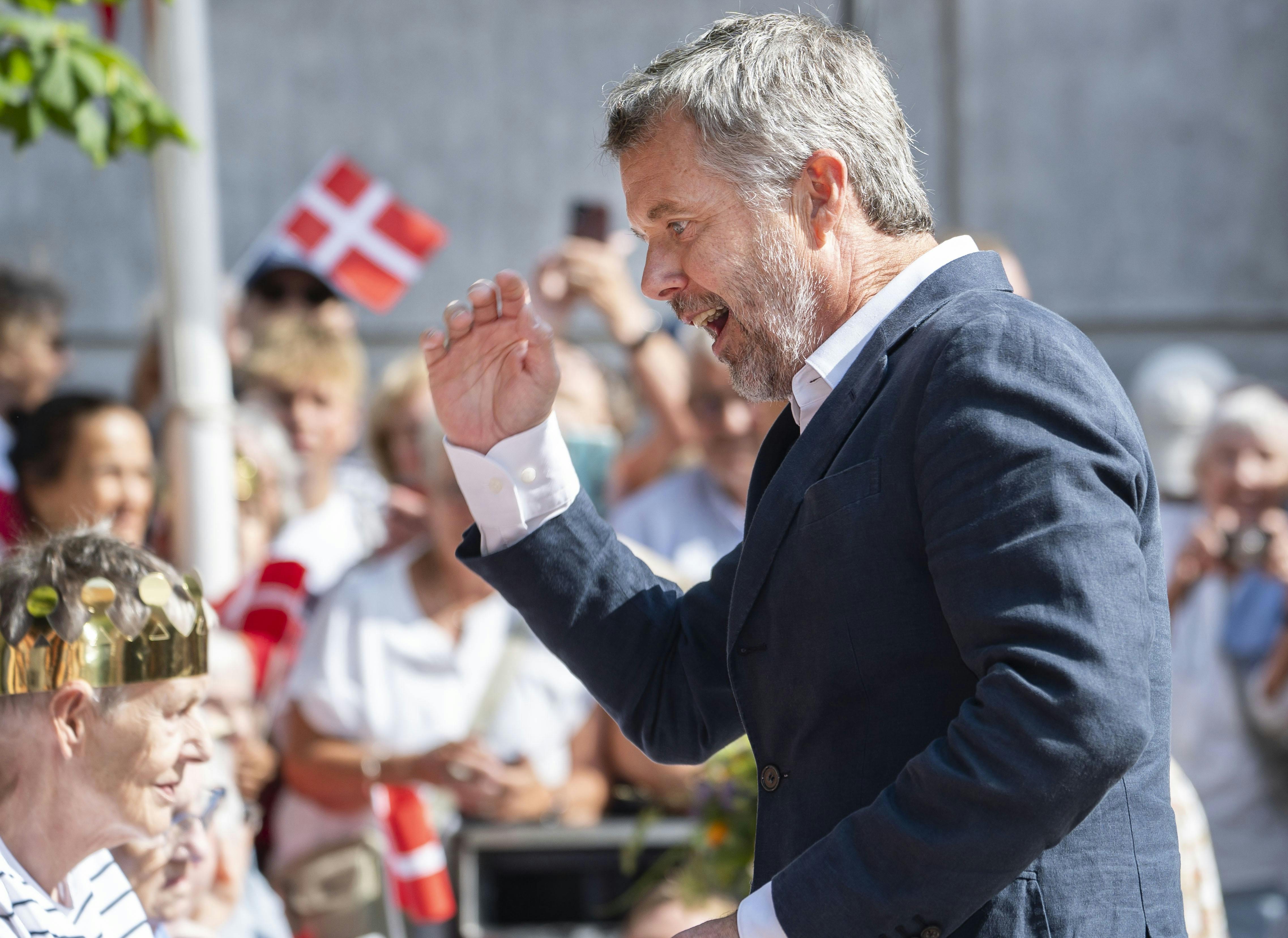 OPGAVE: Kong Frederik, dronning Mary, prinsesse Isabella og prins Vincent ankommer til Gråsten STED: Det gamle rådhus, GråstenDATO: 20250728JOURNALIST:  Ulrik UlriksenFOTOGRAF: Hanne Juul