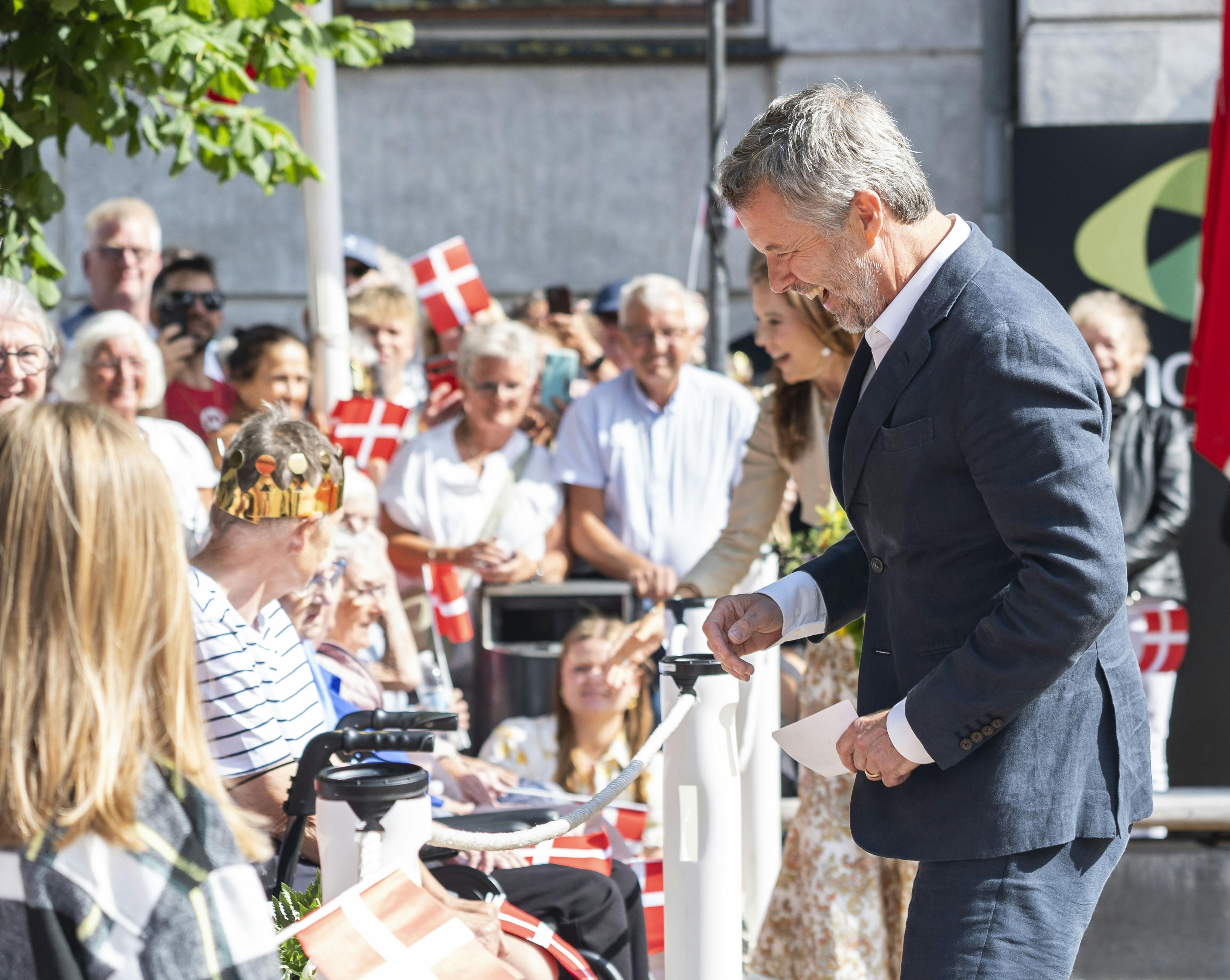 OPGAVE: Kong Frederik, dronning Mary, prinsesse Isabella og prins Vincent ankommer til Gråsten STED: Det gamle rådhus, GråstenDATO: 20250728JOURNALIST:  Ulrik UlriksenFOTOGRAF: Hanne Juul