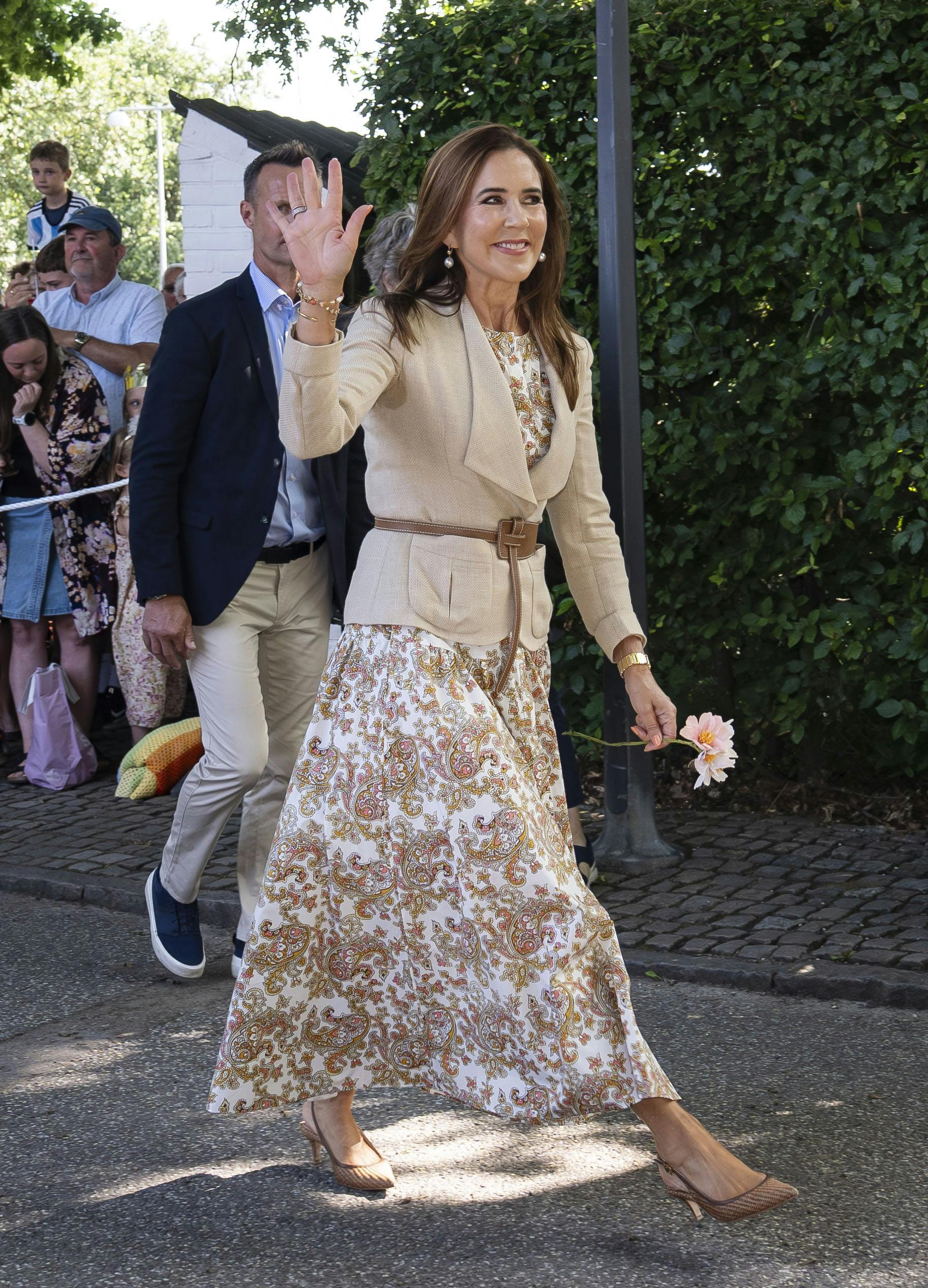 OPGAVE: Kong Frederik, dronning Mary, prinsesse Isabella og prins Vincent ankommer til Gråsten STED: Det gamle rådhus, GråstenDATO: 20250728JOURNALIST:  Ulrik UlriksenFOTOGRAF: Hanne Juul