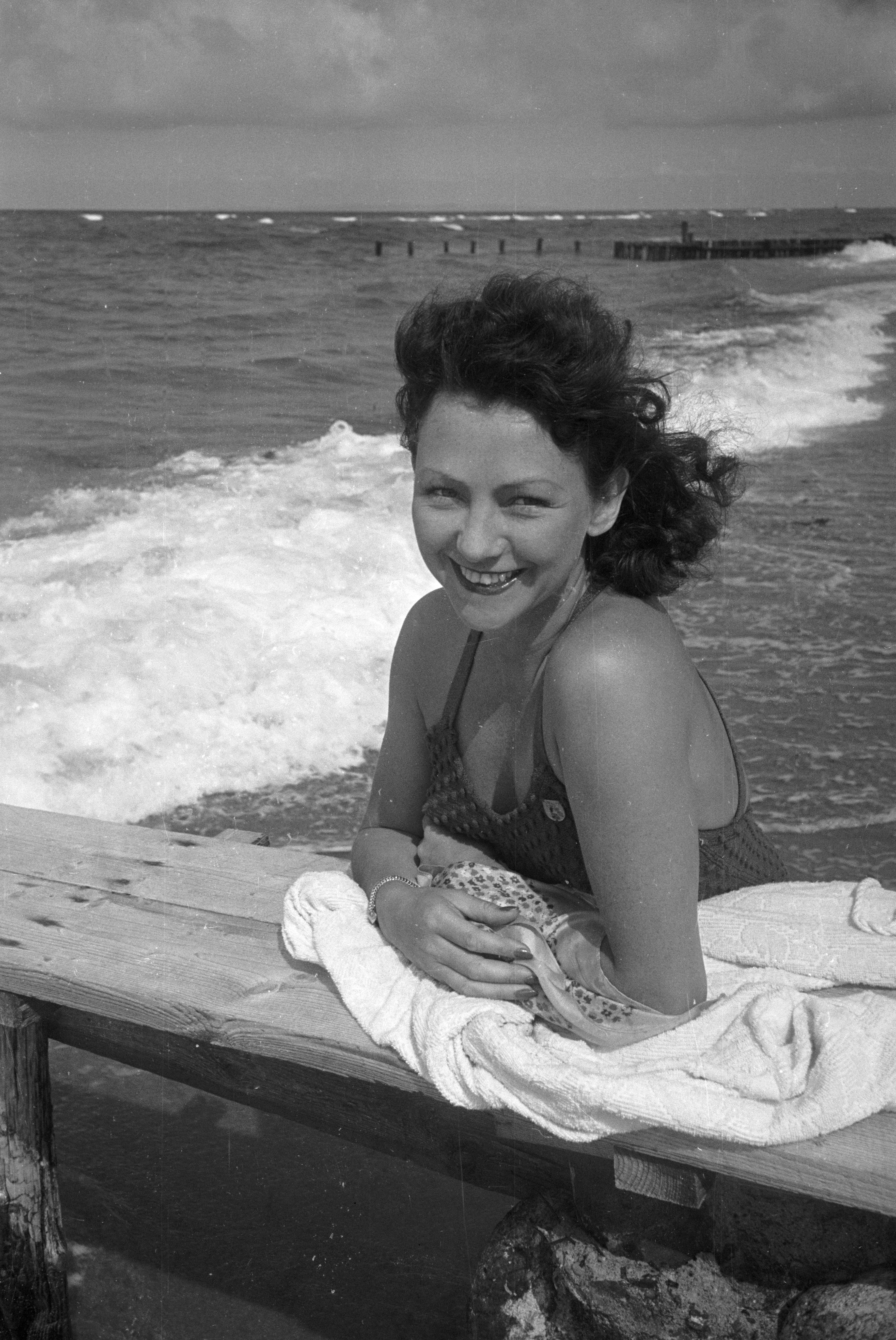 Den danske skuespiller og sangerinde Marguerite Viby.; The Danish actress and singer, born as Ida Marguerite Stenberg Jensen ( 1900-2001 ) enjoying summer.;
