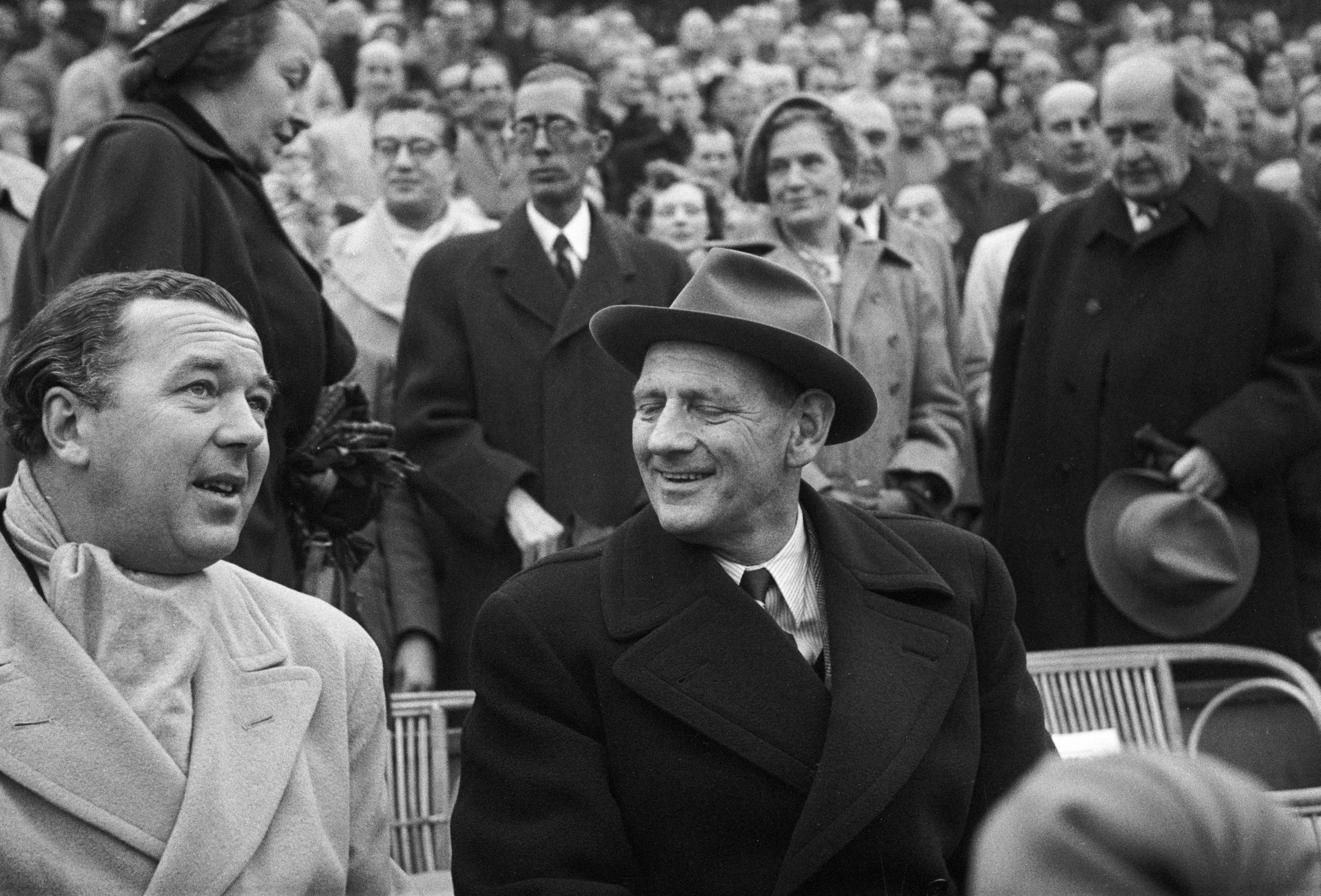 'Danmark slog i Idrætsparken Sverige 3-1 i Landskampen', skriver Berlingske Tidende mandag d. 22. oktober 1951. 'Over 40.000 Tilskuere Med Kong Frederik i Spidsen så i Går det dansk Fodboldlandshold vinde 3-1 over det svenske Landshold. Kongens Besøg ved Landskampen var en Overraskelse. Først i Går Formiddags meddeltes det, at han havde besluttet at overvære den. Ved hans Side sad den meget sportsinteresserede Prins Bertil af Sverige'.
