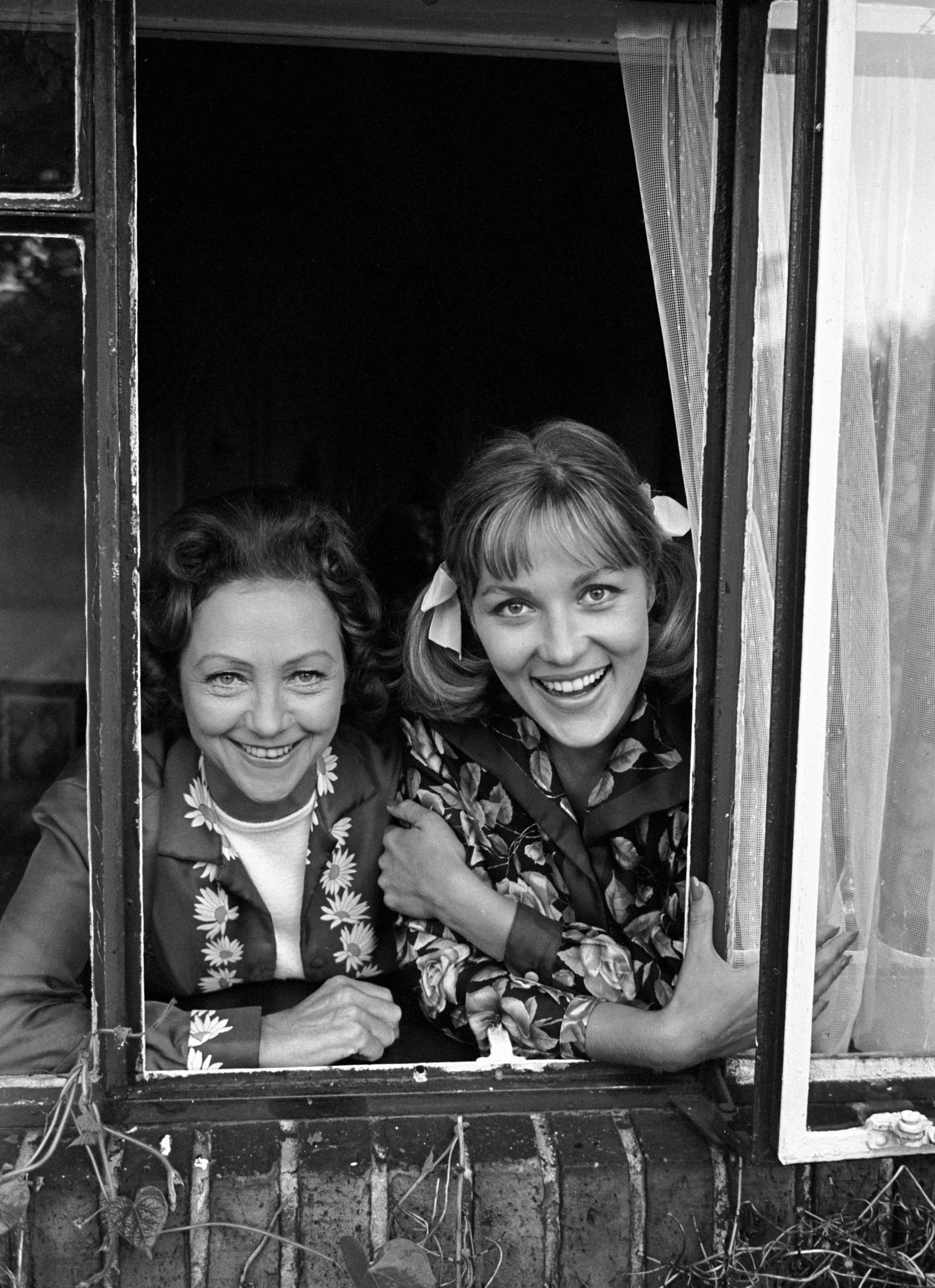 De danske skuespillere Susse Wold (th.) sammen med moderen Marguerite Viby.; The Danish actors Marguerite Viby and her daughter Susse Wold smiling from a window.