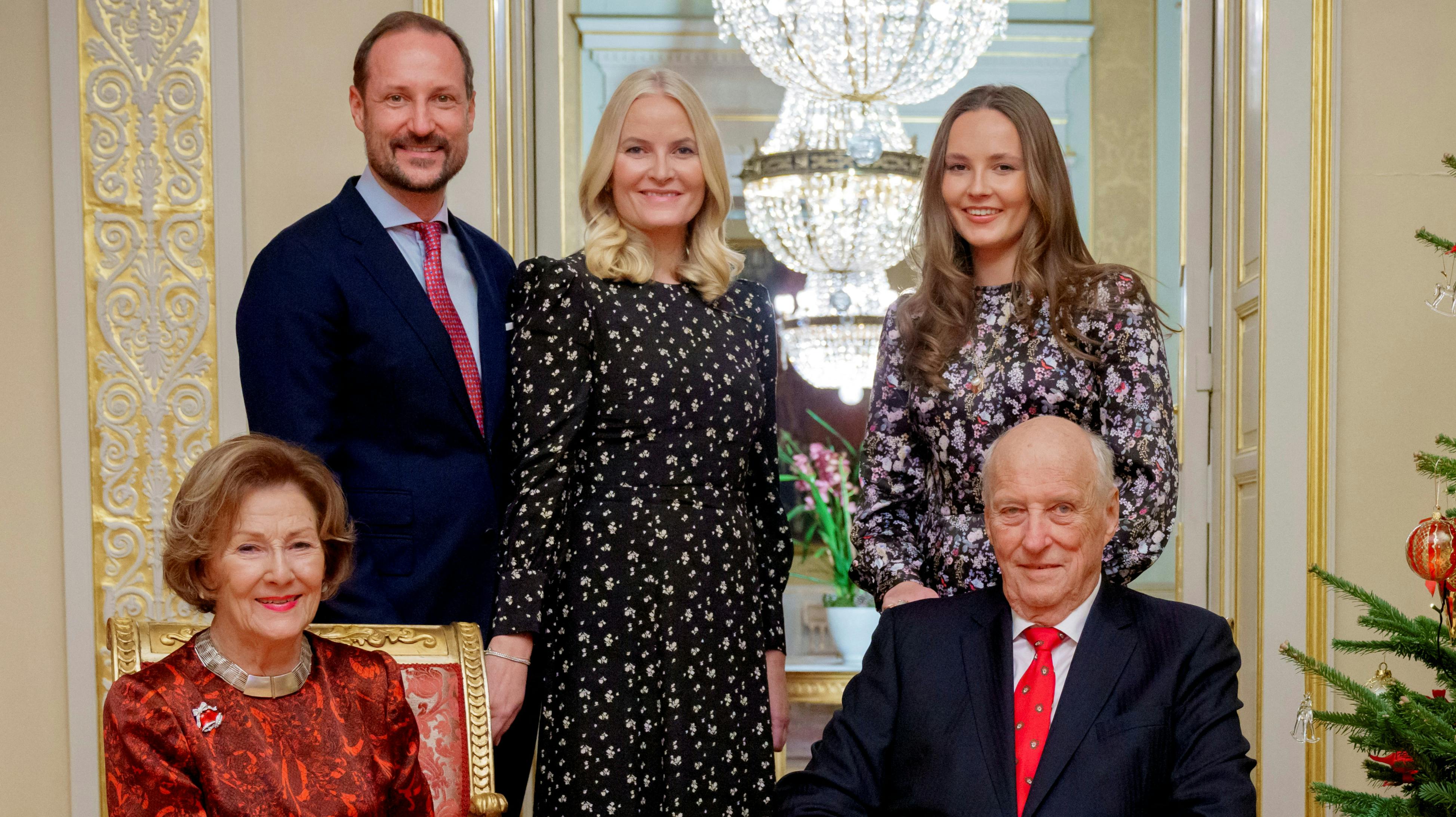 Kronprins Haakon, kronprinsesse Mette-Marit, prinsesse Ingrid Alexandra, dronning Sonja og kong Harald. 
