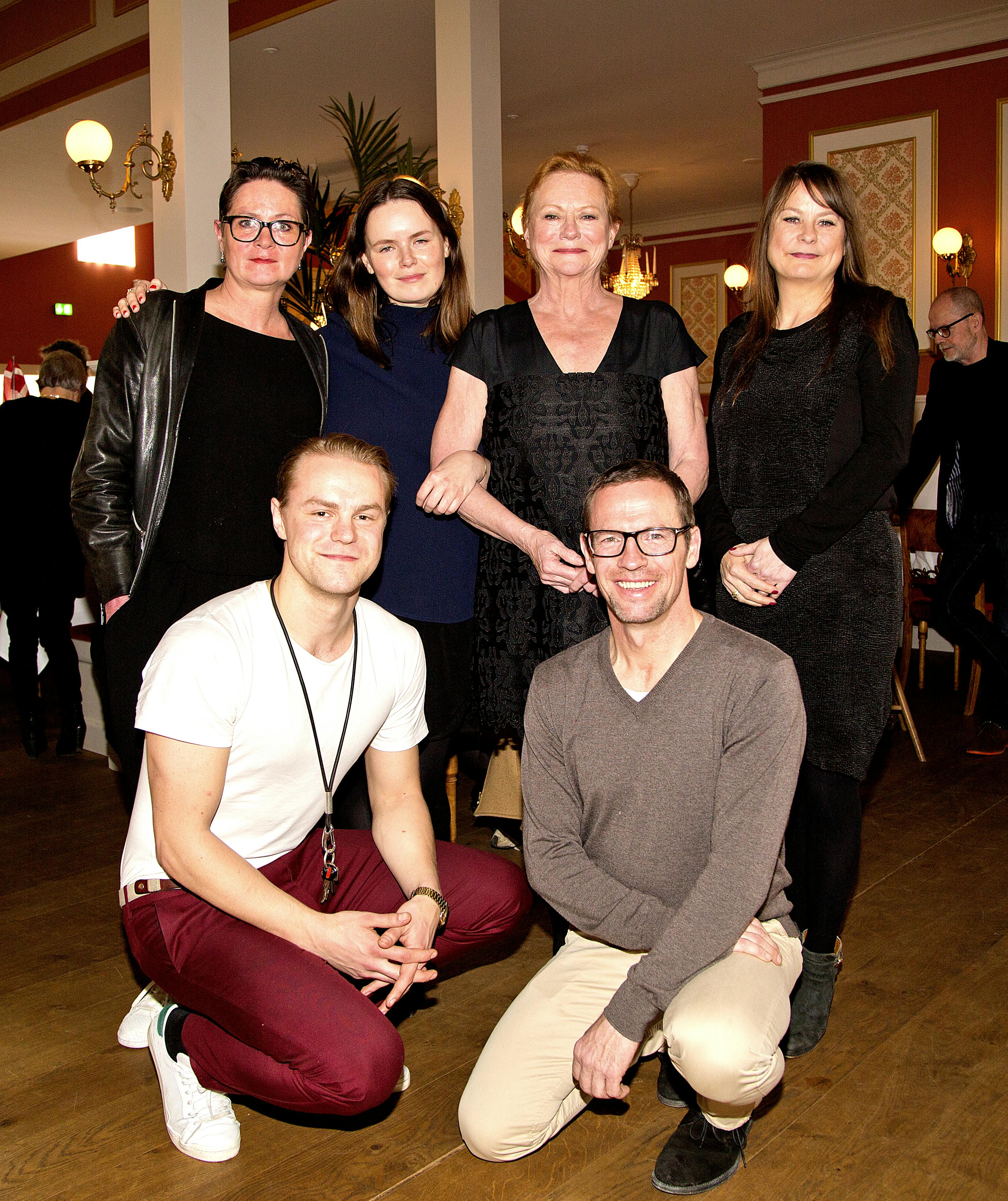 Lisbet Dahl fejrer sin 70-års fødselsdag på Postgaarden på Dyrehavsbakken. Lisbet Dahl med sine børn, bagerst fra venstre Louise, Martine, Lisbet og Elisabeth, forrest Jacob og Gustav.
