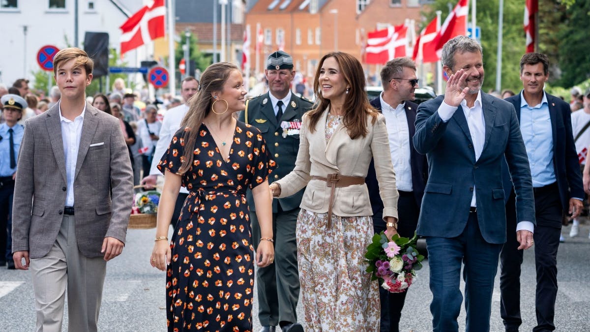 Den kongelige familie er næsten altid godt flankeret af sikkerhedsfolk. 