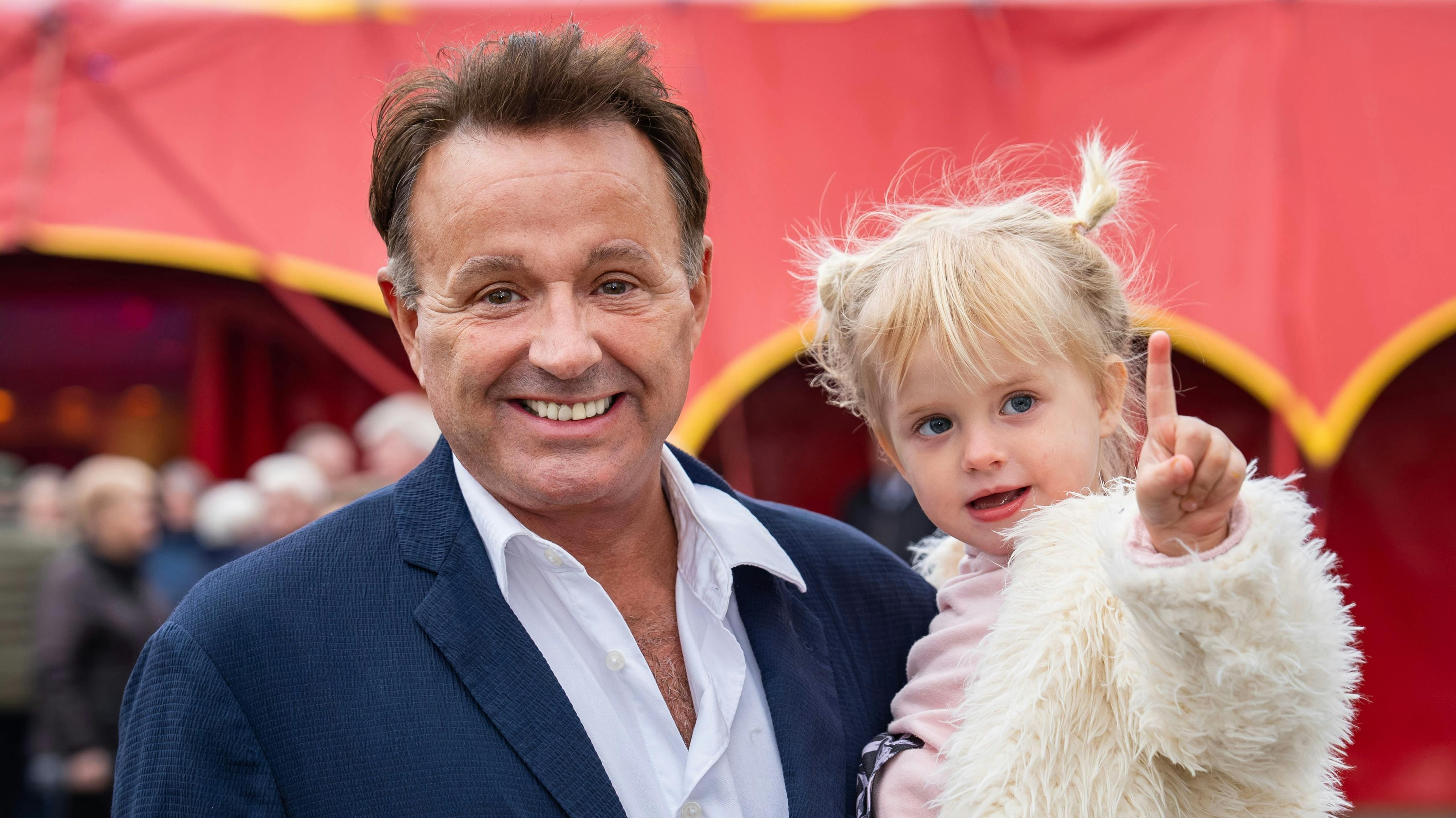 Dennis Knudsen med datteren Aura.