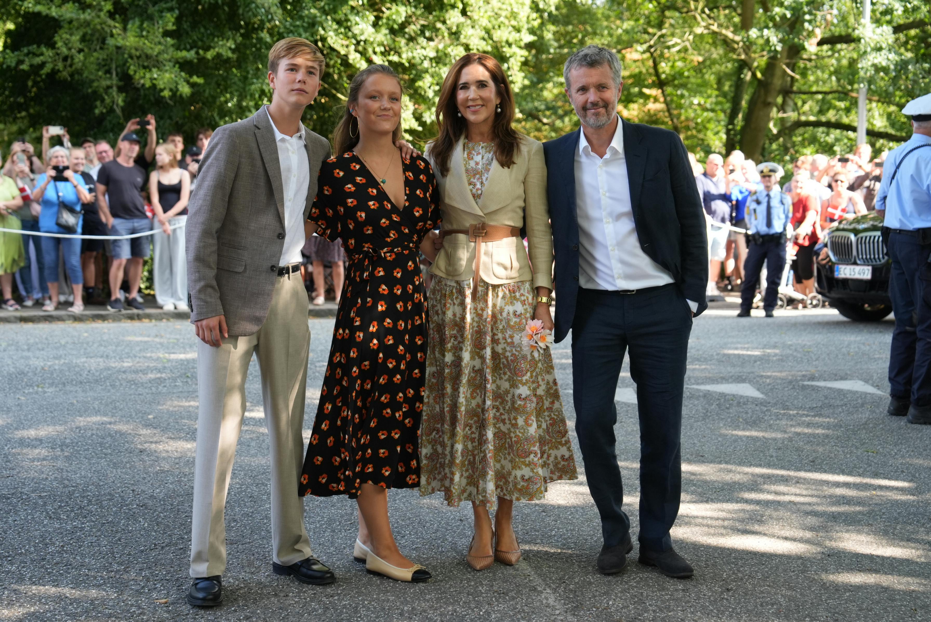 Kongefamilien ankommer til Gråsten.