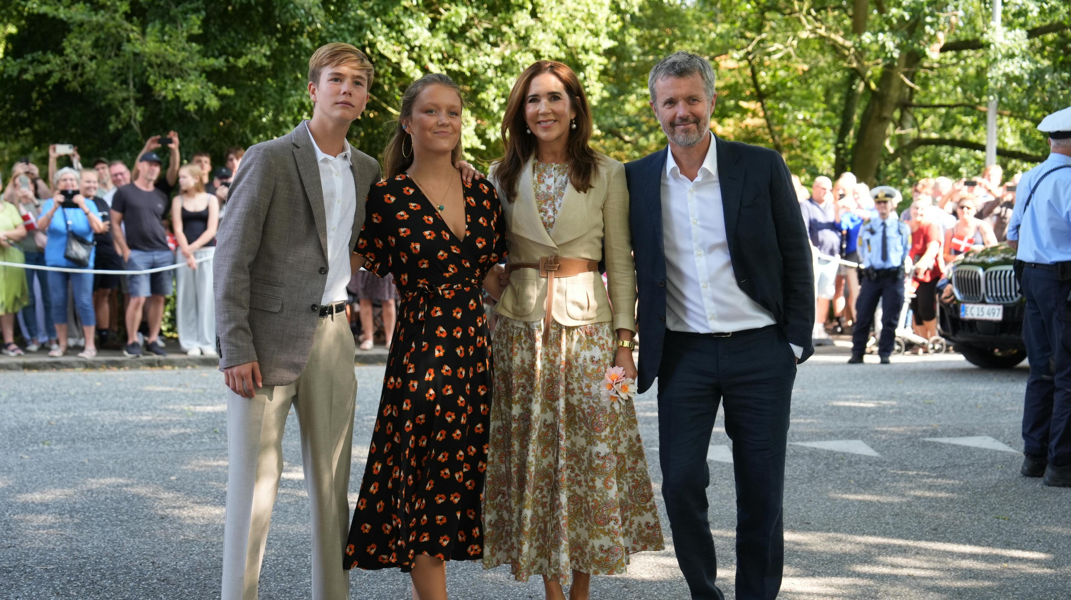 Kongefamilien ankommer til Gråsten.